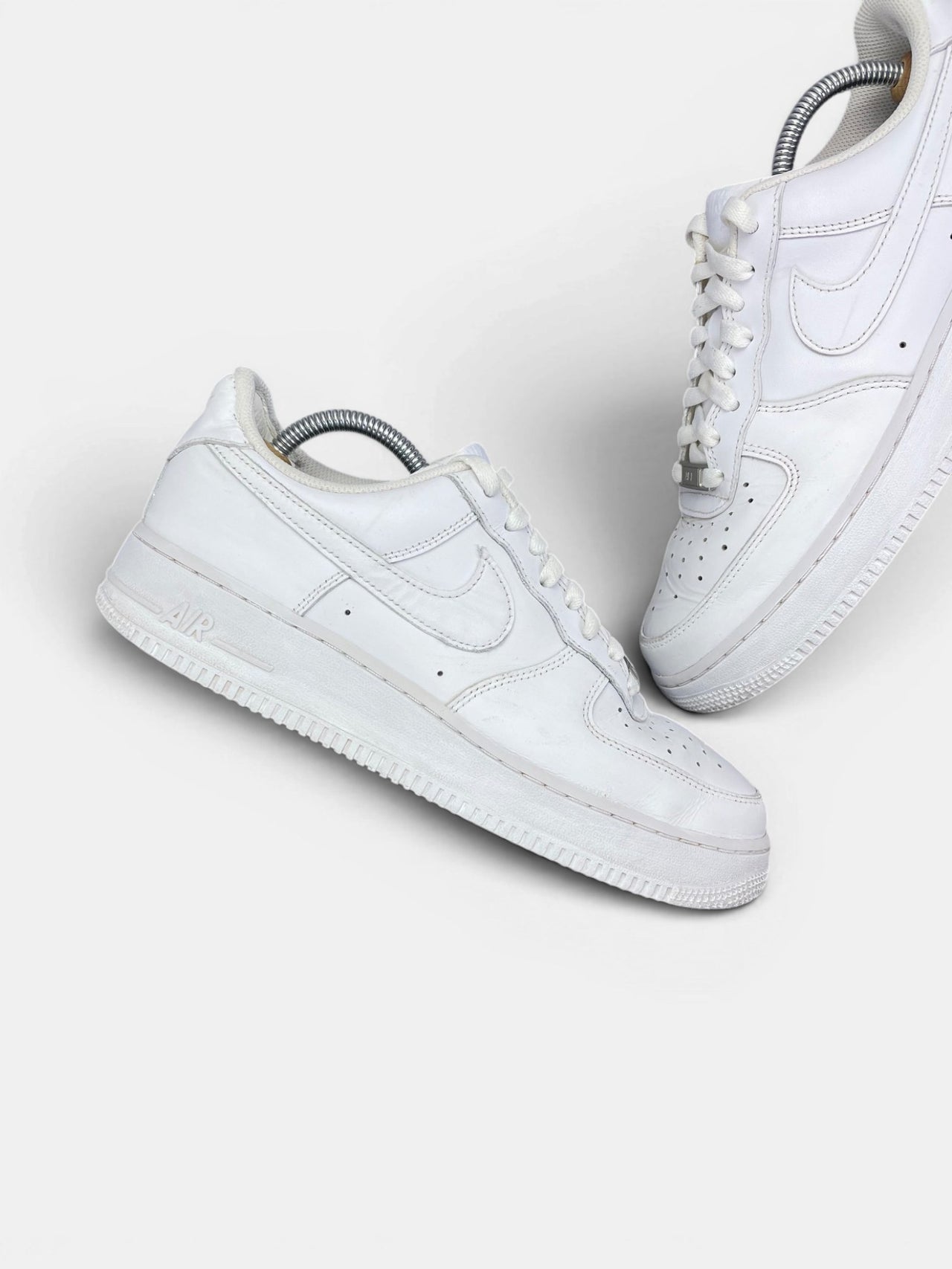 Nike Air Force 1 Low Triple White — buty sportowe męskie w bardzo dobrym stanie rozmiar 42.5, zewnętrzny panel lewego buta