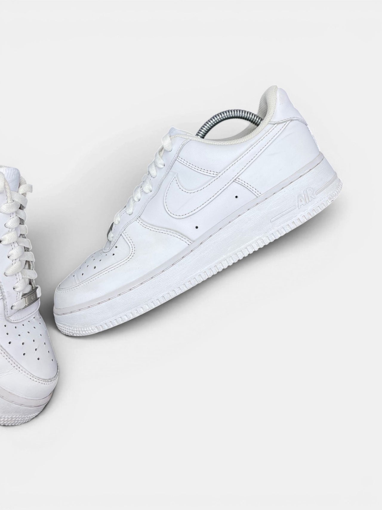 Nike Air Force 1 Low Triple White — buty sportowe męskie w bardzo dobrym stanie rozmiar 42.5, widok z góry na wewnętrzną stronę butów