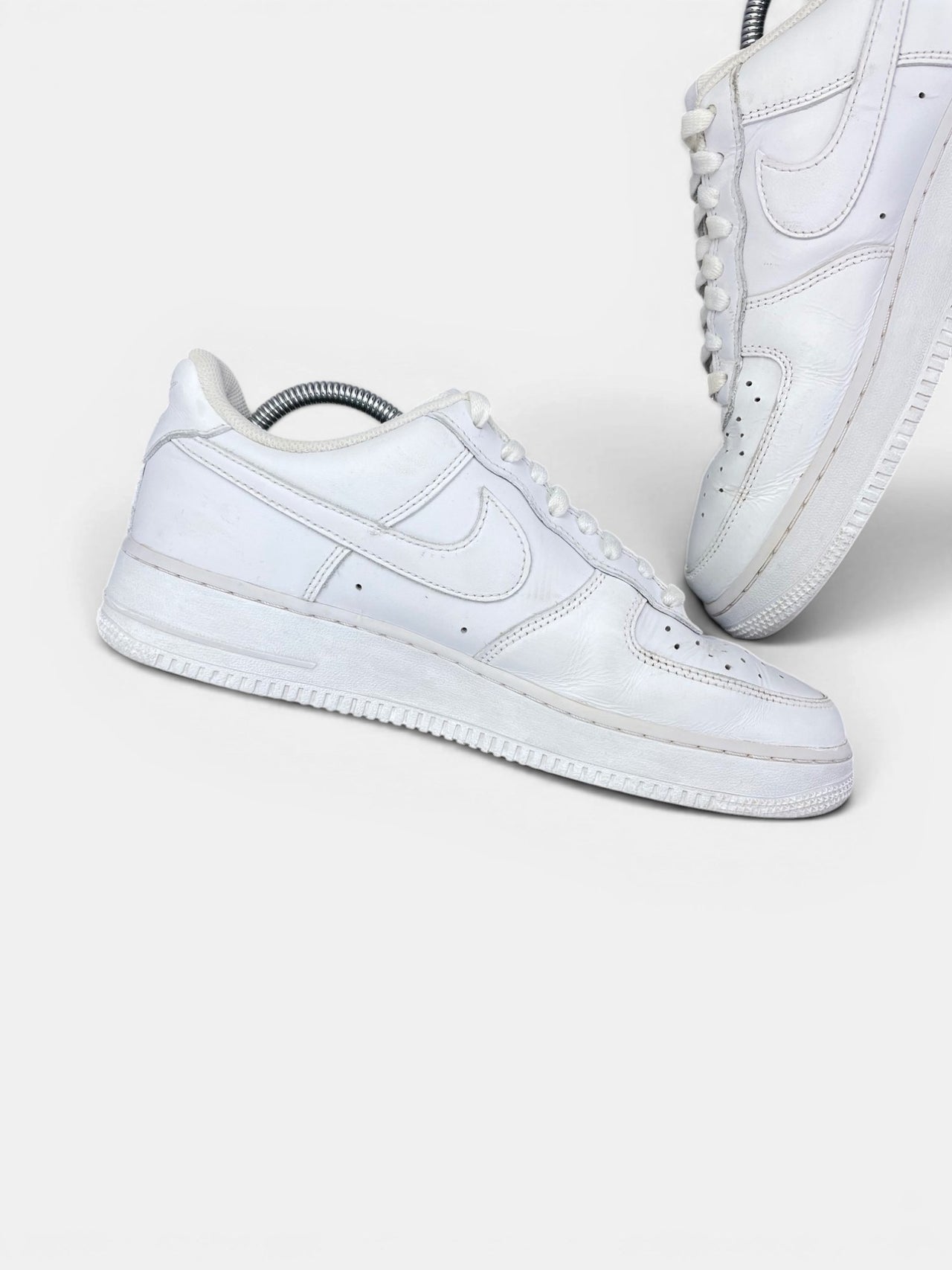 Nike Air Force 1 Low Triple White — buty sportowe męskie w bardzo dobrym stanie rozmiar 42.5, wewnętrzny panel lewego buta