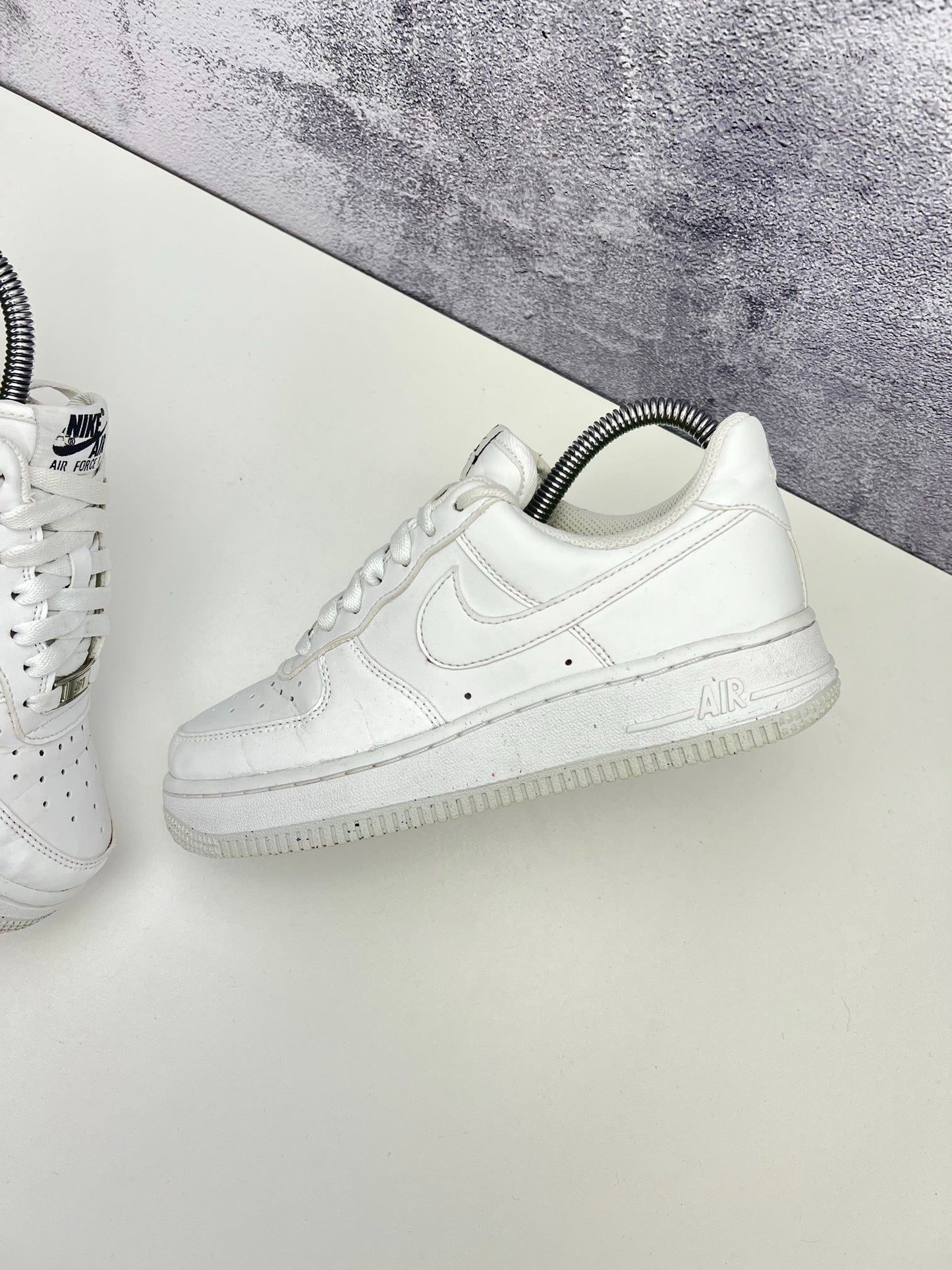 Nike Air Force 1 '07 Next Nature — buty sportowe damskie w bardzo dobrym stanie rozmiar 36, widok z góry na zewnętrzną stronę butów