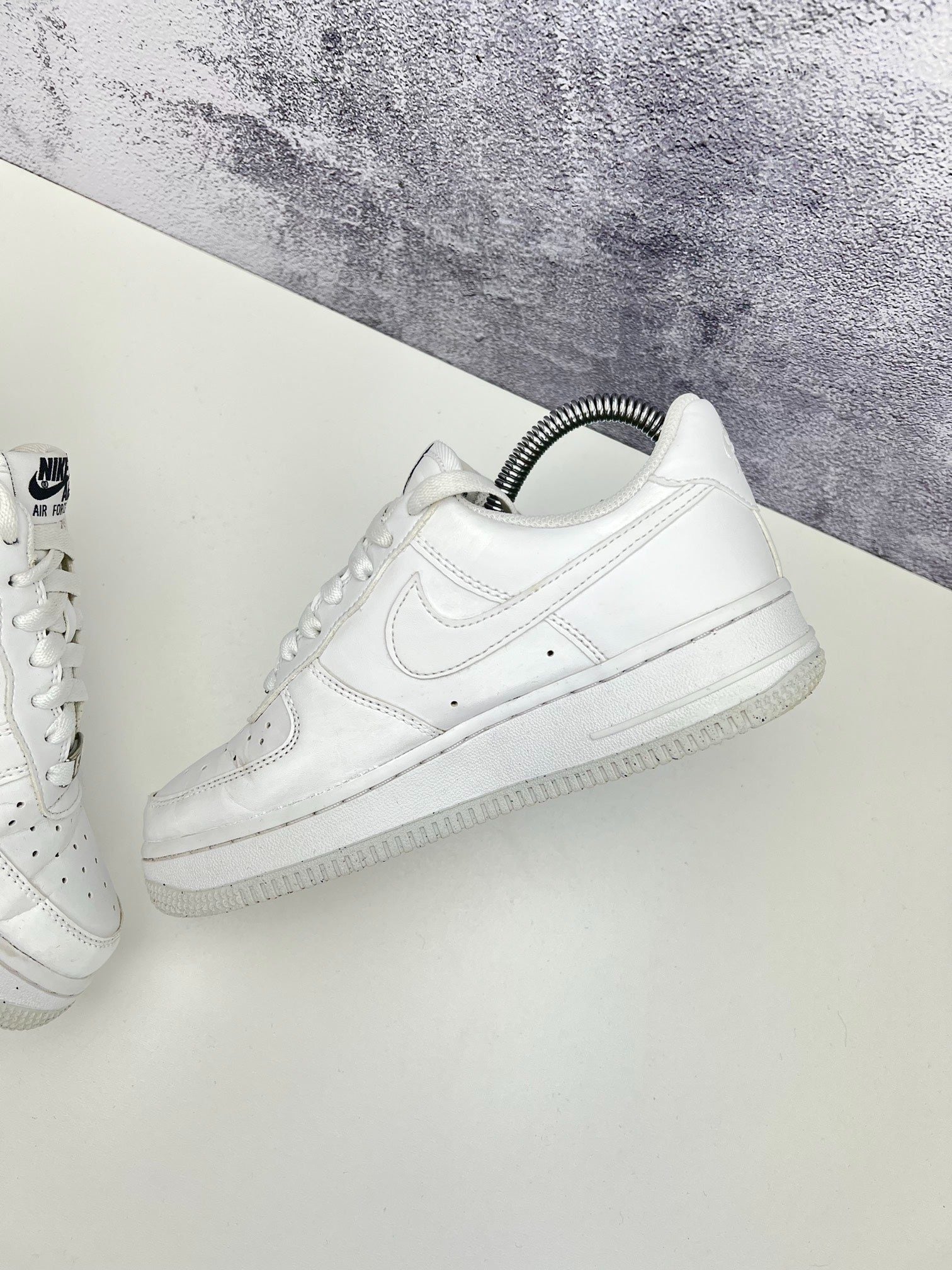 Nike Air Force 1 '07 Next Nature — buty sportowe damskie w bardzo dobrym stanie rozmiar 36, widok z góry na wewnętrzną stronę butów