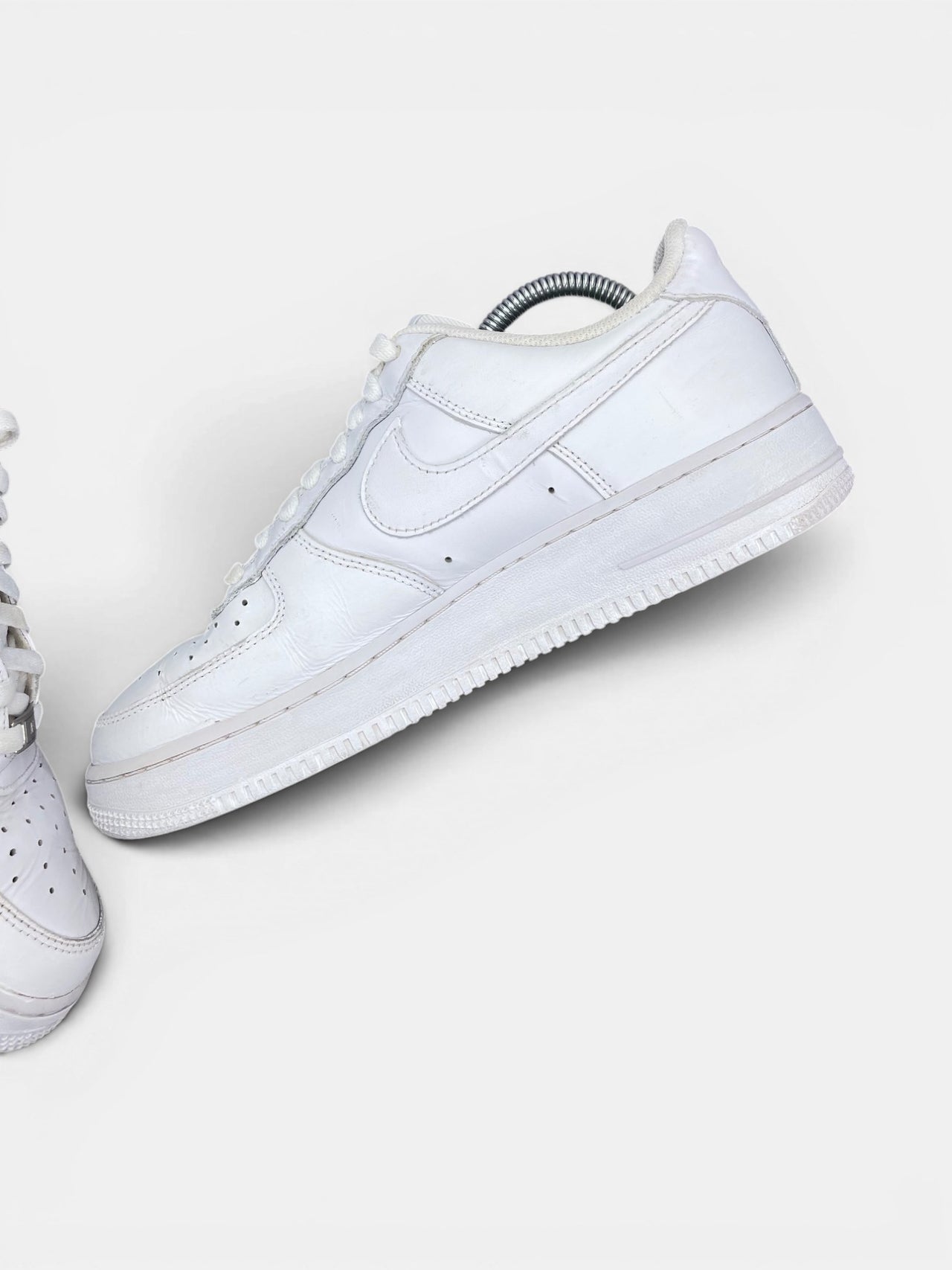 Nike Air Force 1 Low Triple White — buty sportowe męskie w bardzo dobrym stanie rozmiar 42.5, wewnętrzny panel prawego buta