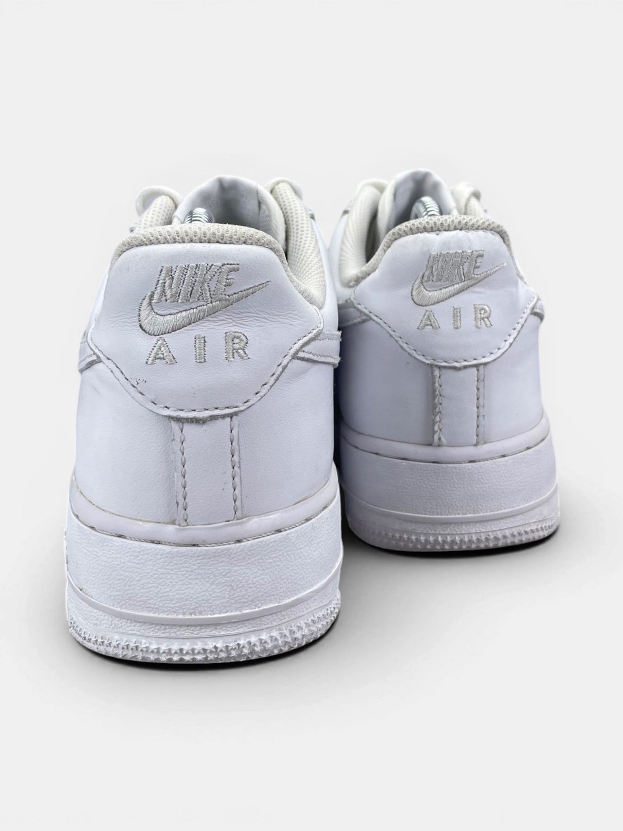 Nike Air Force 1 Low Triple White — buty sportowe męskie w bardzo dobrym stanie rozmiar 42.5, widok z tyłu