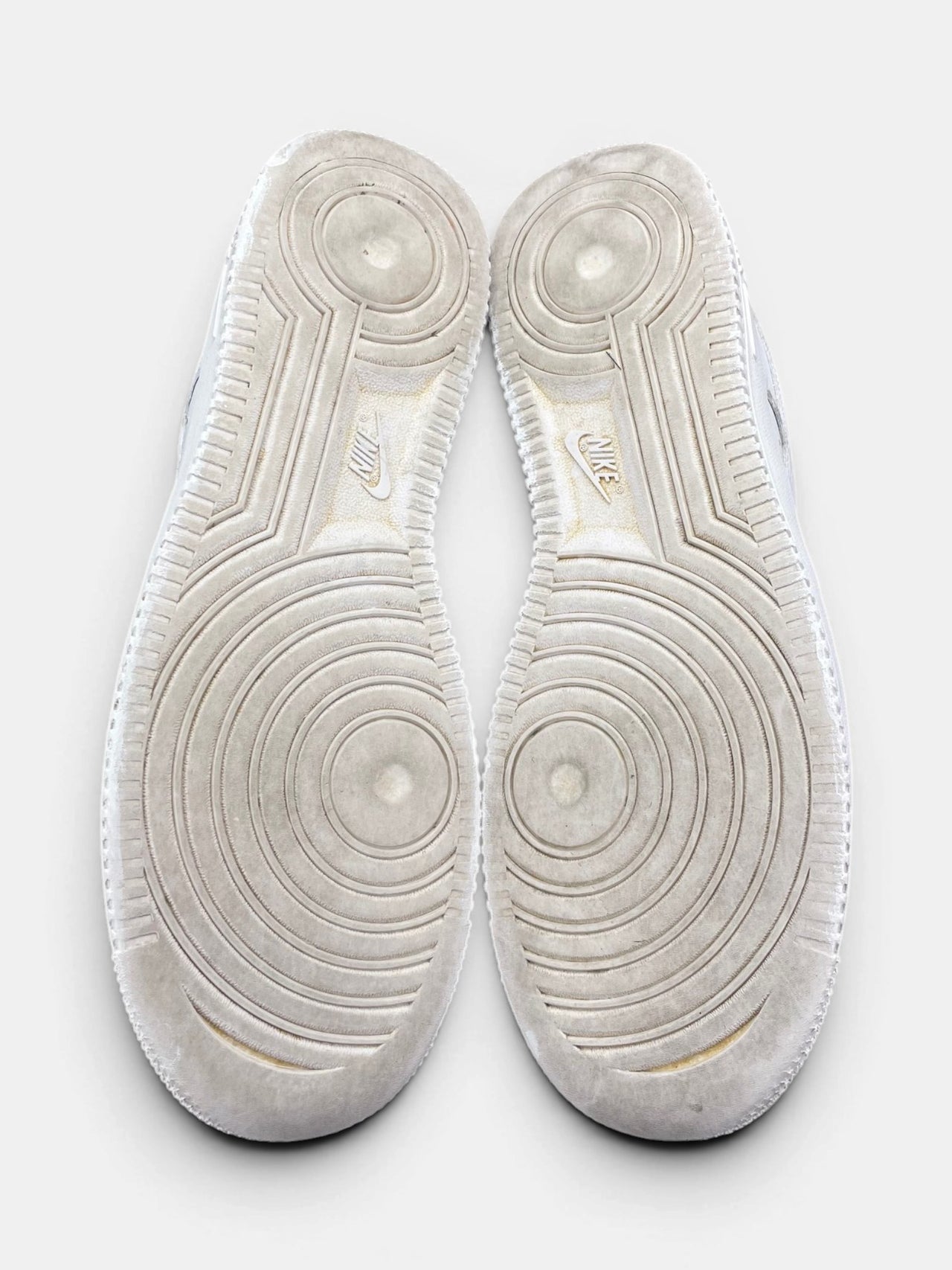 Nike Air Force 1 Low Triple White — buty sportowe męskie w bardzo dobrym stanie rozmiar 42.5, podeszwa