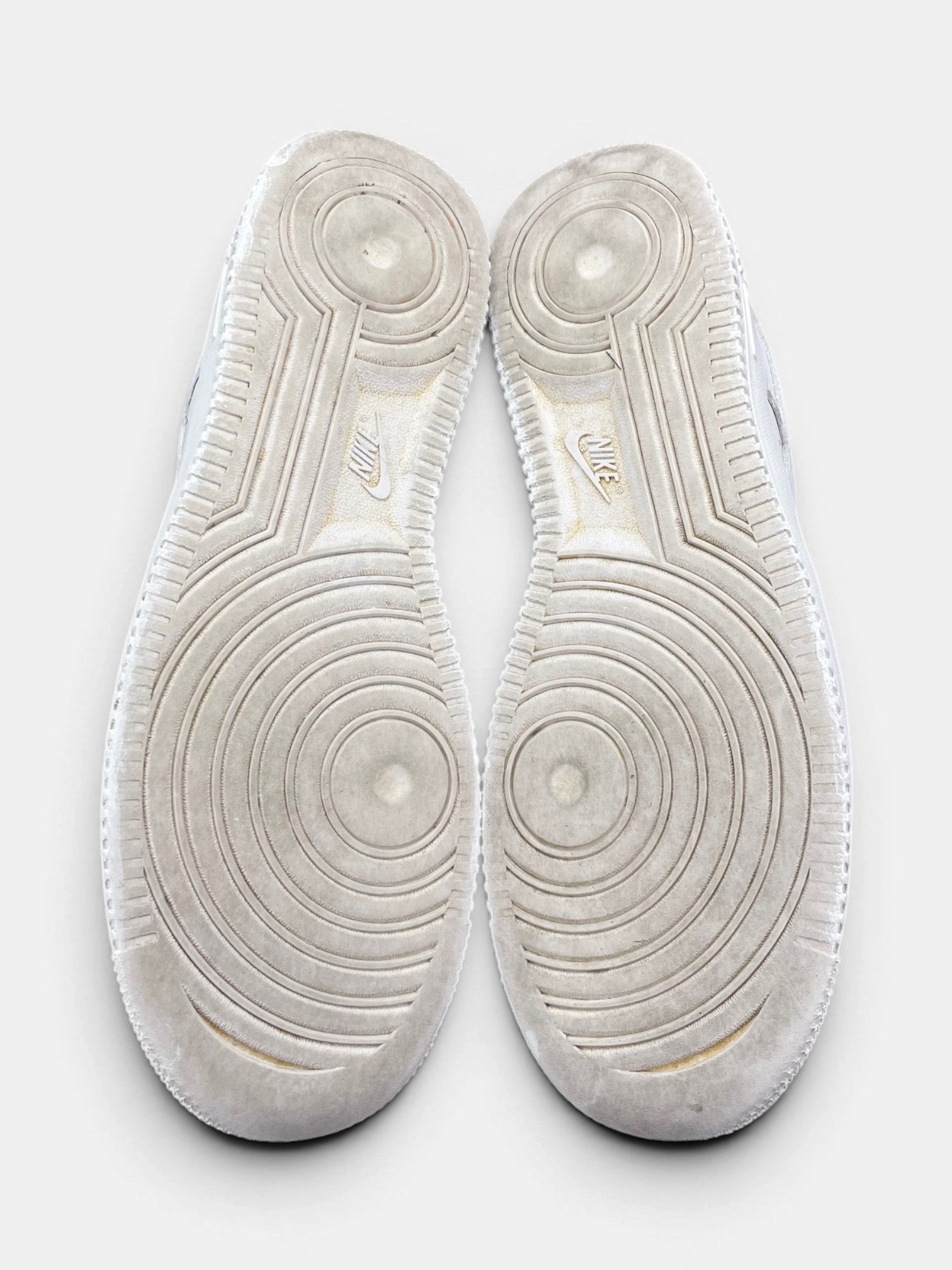Nike Air Force 1 Low Triple White — buty sportowe męskie w bardzo dobrym stanie rozmiar 42.5, podeszwa