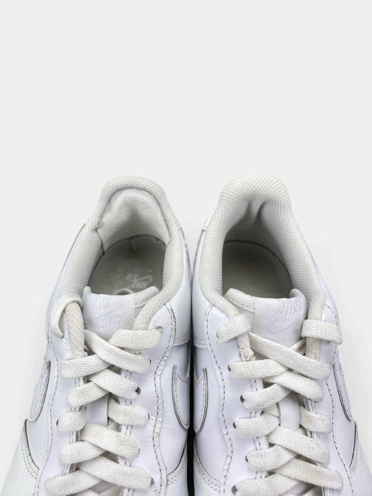 Nike Air Force 1 Low Triple White — buty sportowe męskie w bardzo dobrym stanie rozmiar 42.5, zapiętki butów