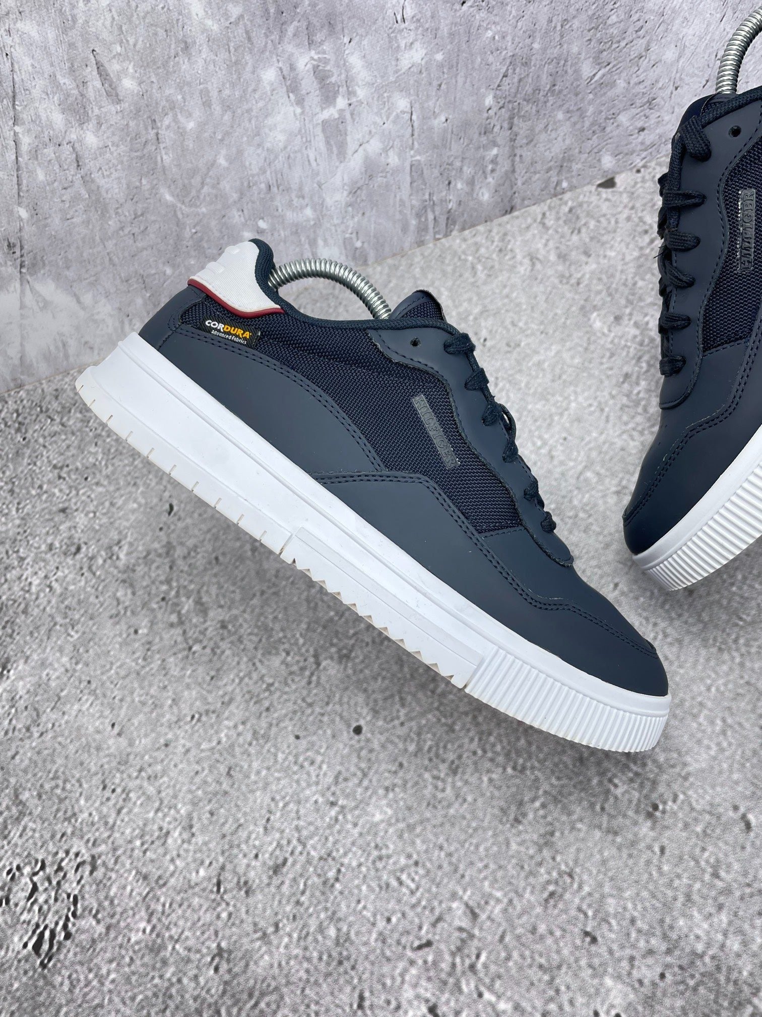 Tommy Hilfiger Supercup Mix Cordura — buty sportowe męskie w bardzo dobrym stanie rozmiar 41, zewnętrzny panel prawego buta