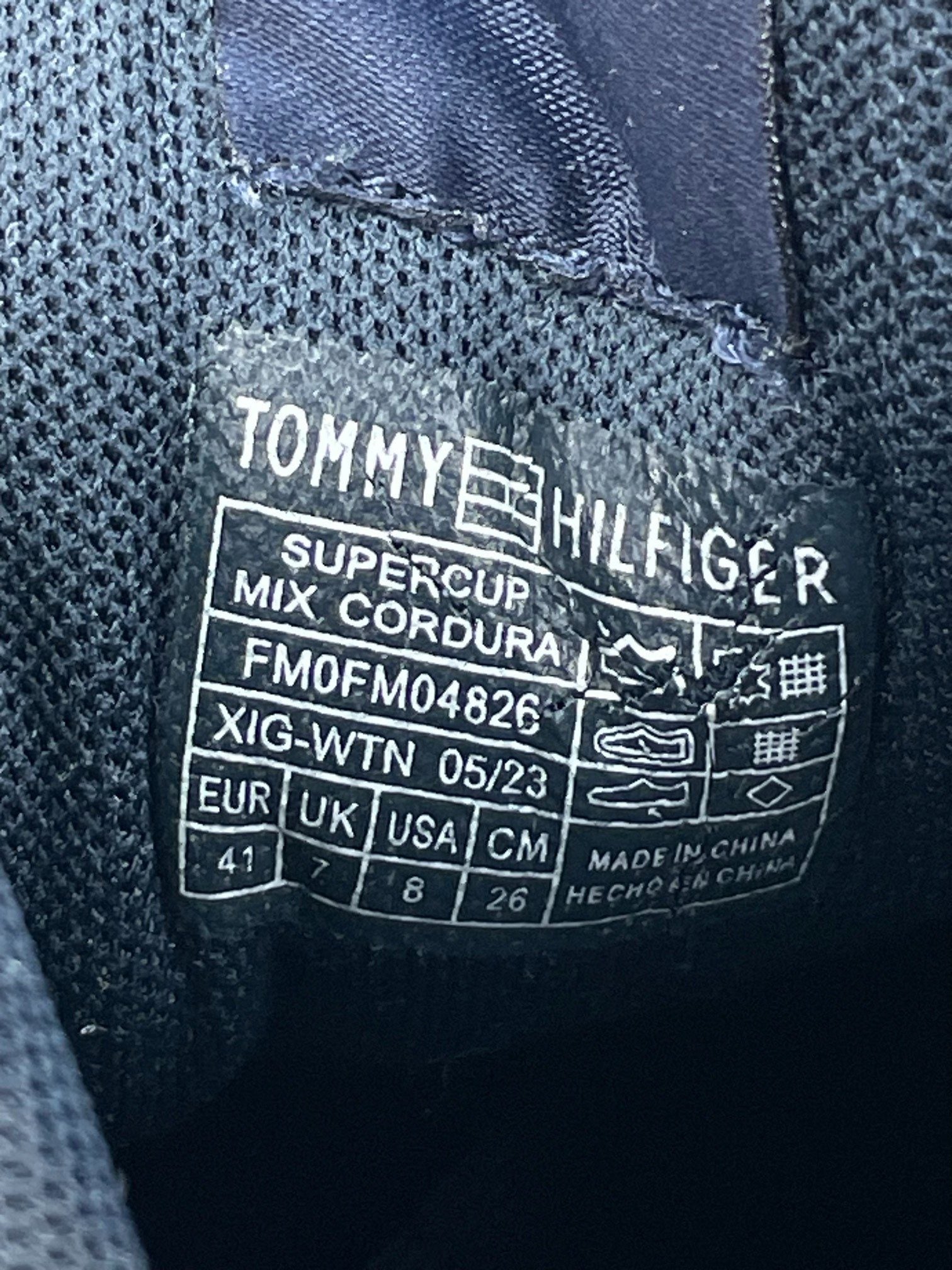Tommy Hilfiger Supercup Mix Cordura — buty sportowe męskie w bardzo dobrym stanie rozmiar 41, para butów, widok z boku na tle studyjnym