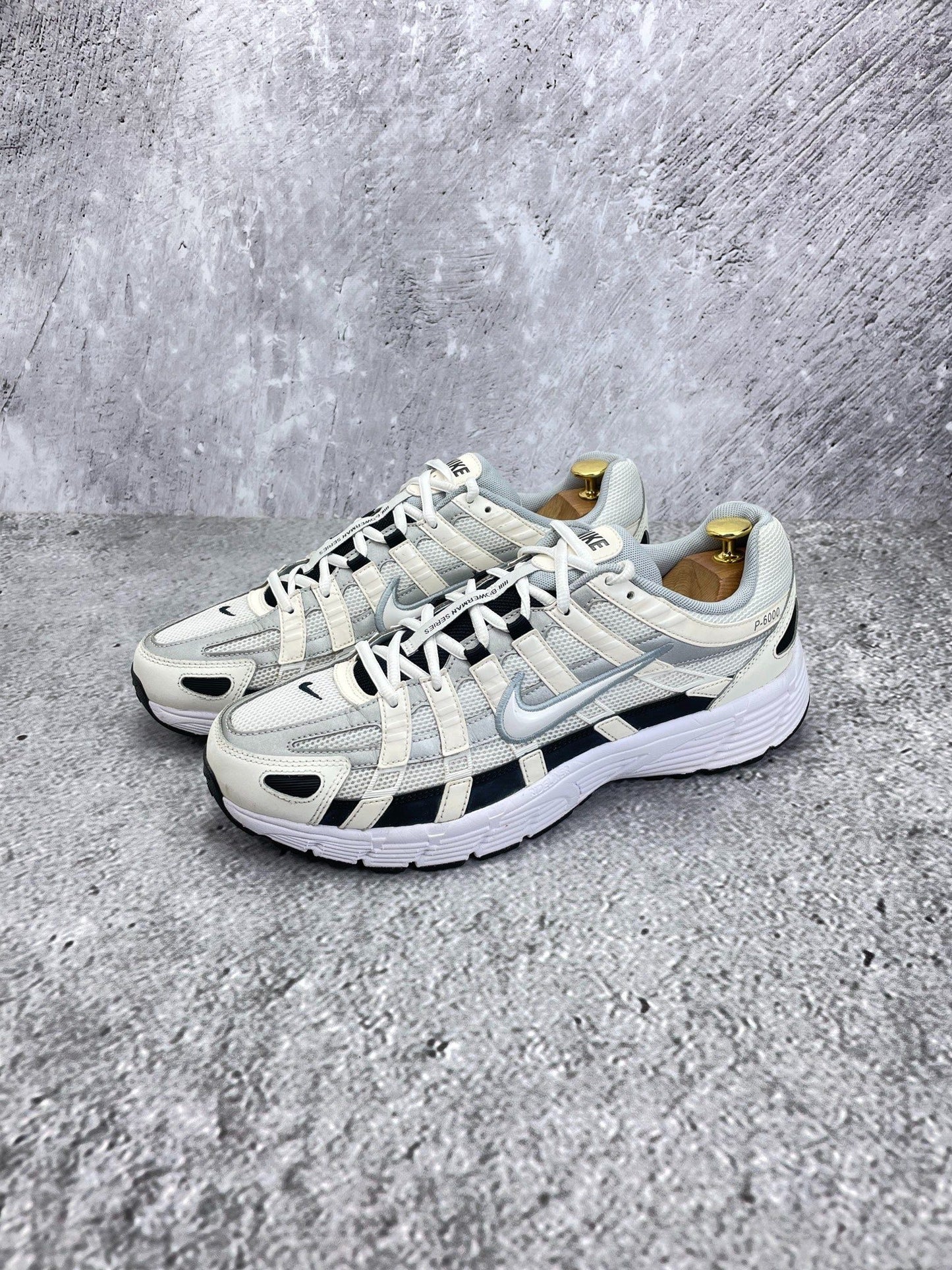 Nike P-6000 Sail Wolf Grey — buty sportowe męskie w bardzo dobrym stanie rozmiar 45.5, widok z boku