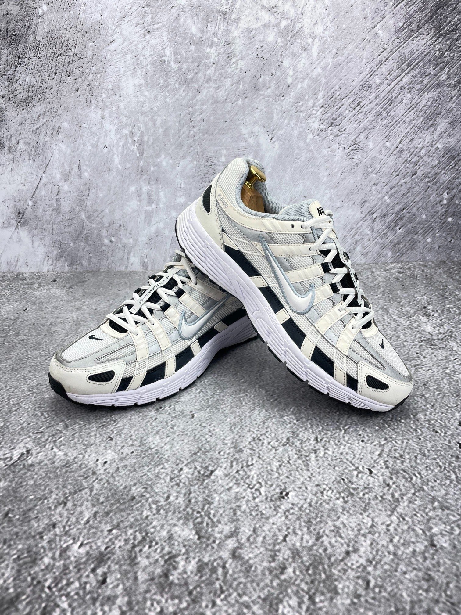 Nike P-6000 Sail Wolf Grey — buty sportowe męskie w bardzo dobrym stanie rozmiar 45.5, boczny profil