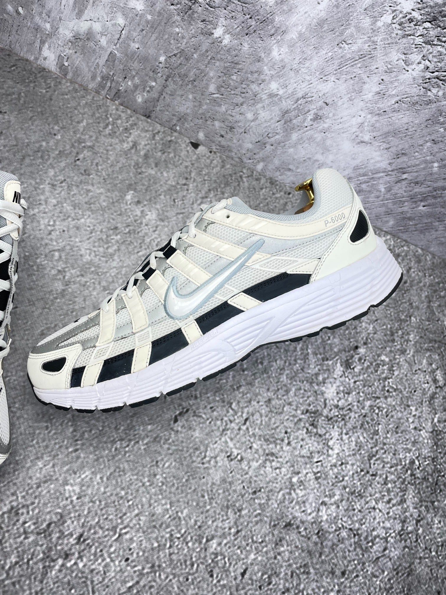 Nike P-6000 Sail Wolf Grey — buty sportowe męskie w bardzo dobrym stanie rozmiar 45.5, zewnętrzny panel lewego buta