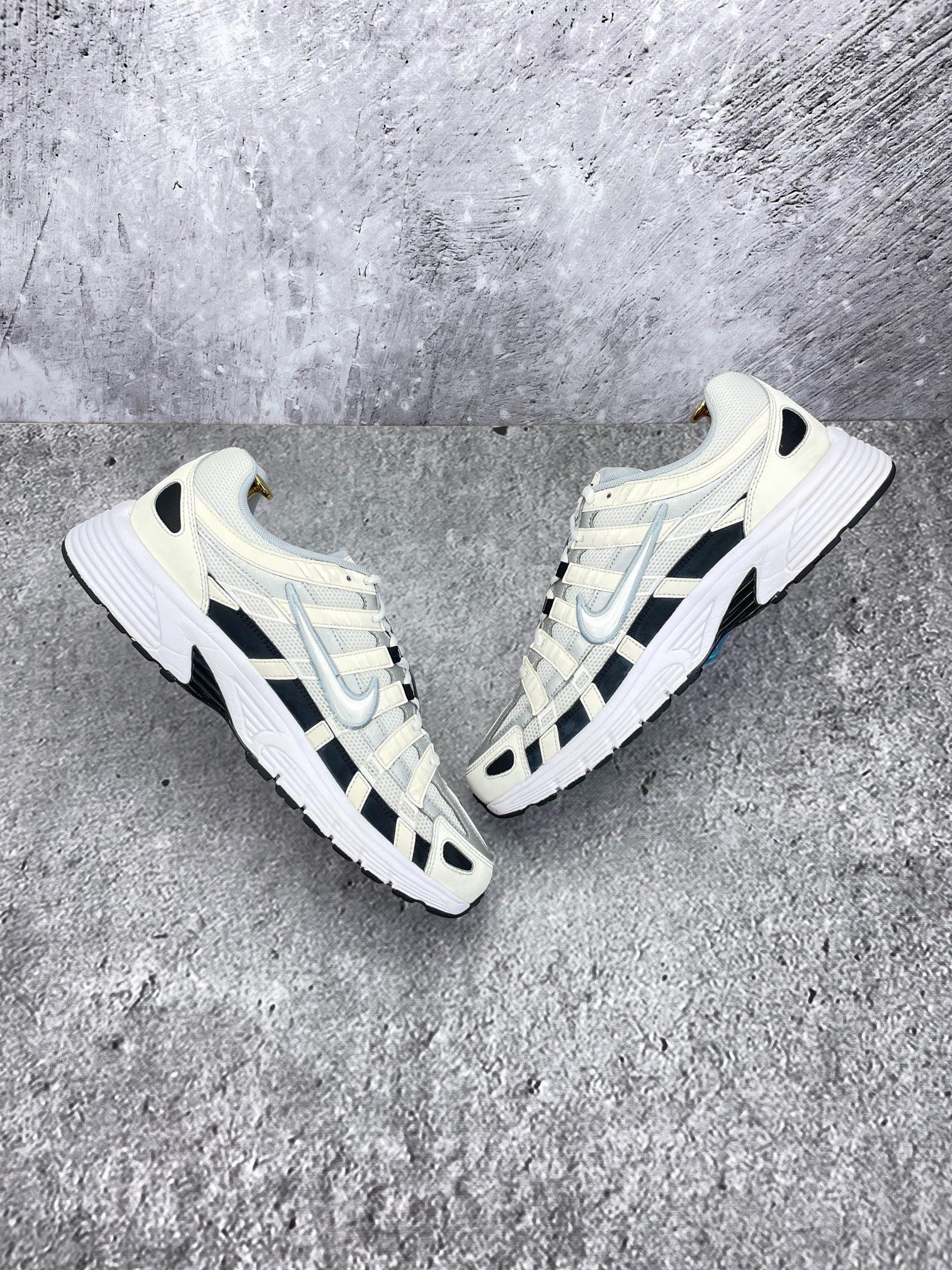 Nike P-6000 Sail Wolf Grey — buty sportowe męskie w bardzo dobrym stanie rozmiar 45.5, widok z góry na wewnętrzną stronę butów