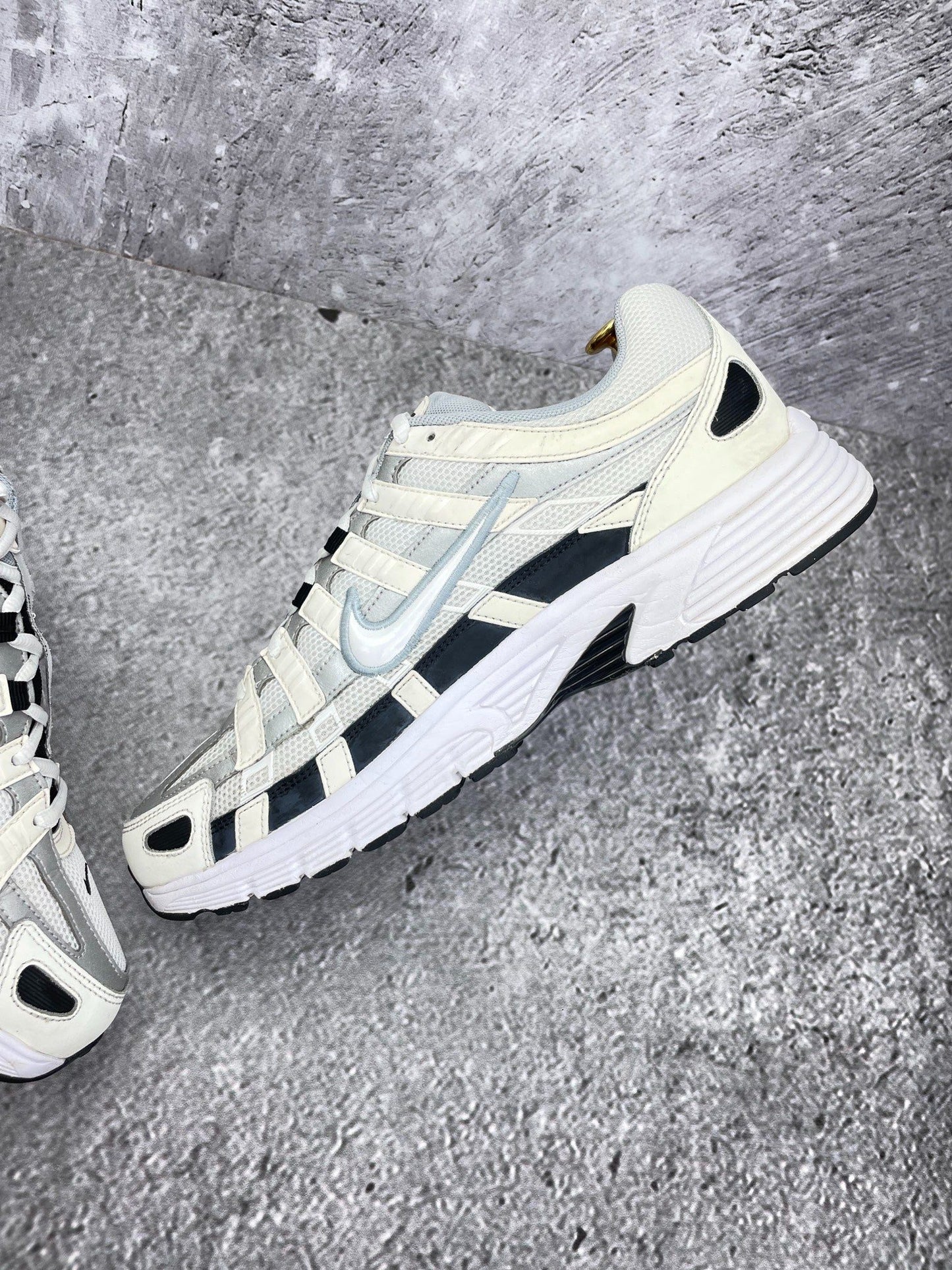 Nike P-6000 Sail Wolf Grey — buty sportowe męskie w bardzo dobrym stanie rozmiar 45.5, wewnętrzny panel prawego buta