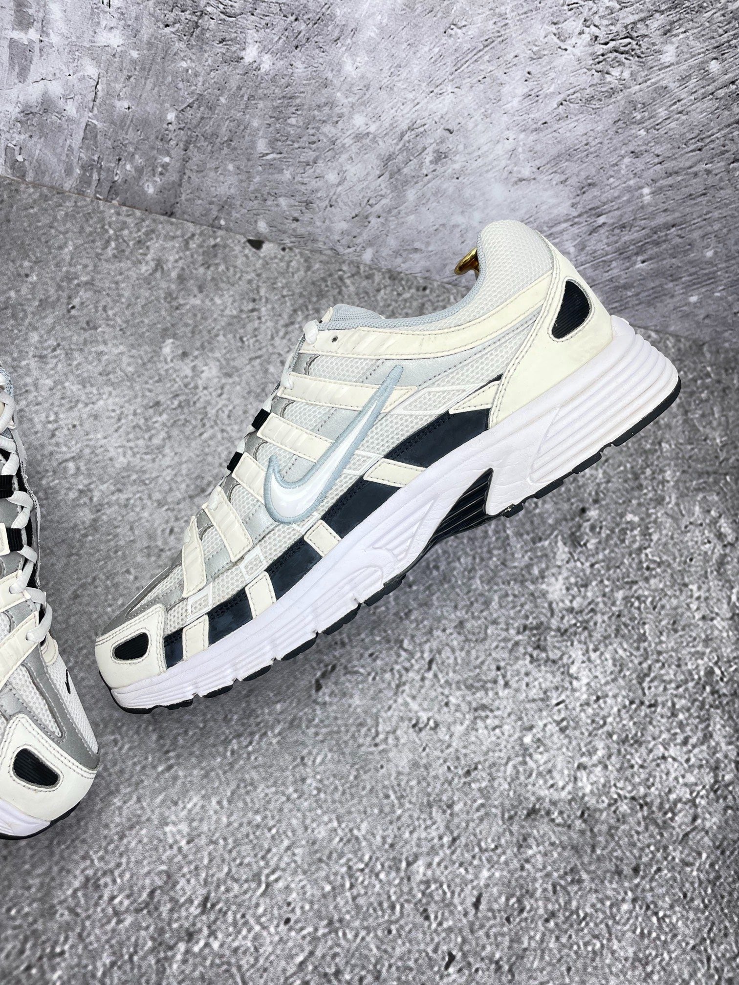 Nike P-6000 Sail Wolf Grey — buty sportowe męskie w bardzo dobrym stanie rozmiar 45.5, wewnętrzny panel prawego buta