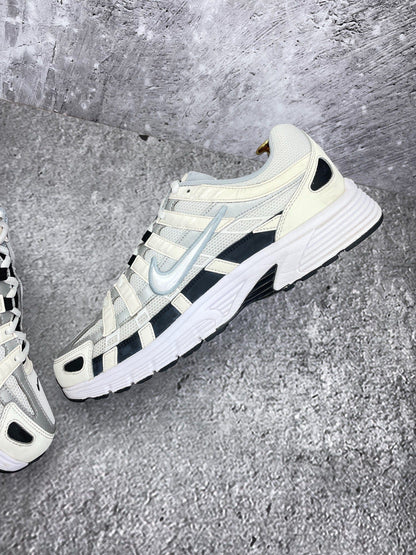 Nike P-6000 Sail Wolf Grey — buty sportowe męskie w bardzo dobrym stanie rozmiar 45.5, wewnętrzny panel prawego buta
