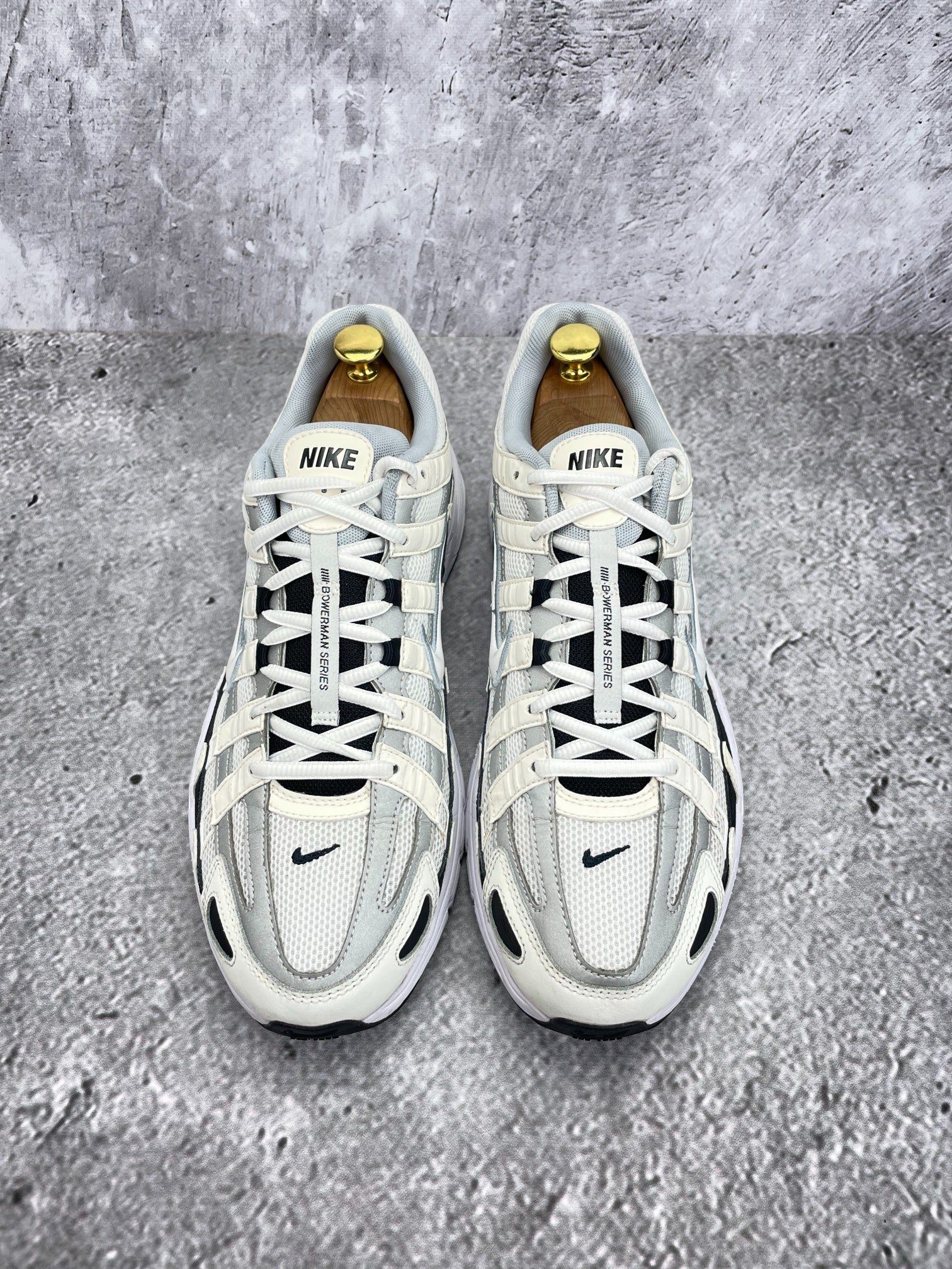 Nike P-6000 Sail Wolf Grey — buty sportowe męskie w bardzo dobrym stanie rozmiar 45.5, widok z góry