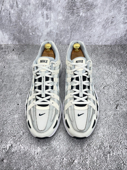 Nike P-6000 Sail Wolf Grey — buty sportowe męskie w bardzo dobrym stanie rozmiar 45.5, widok z góry