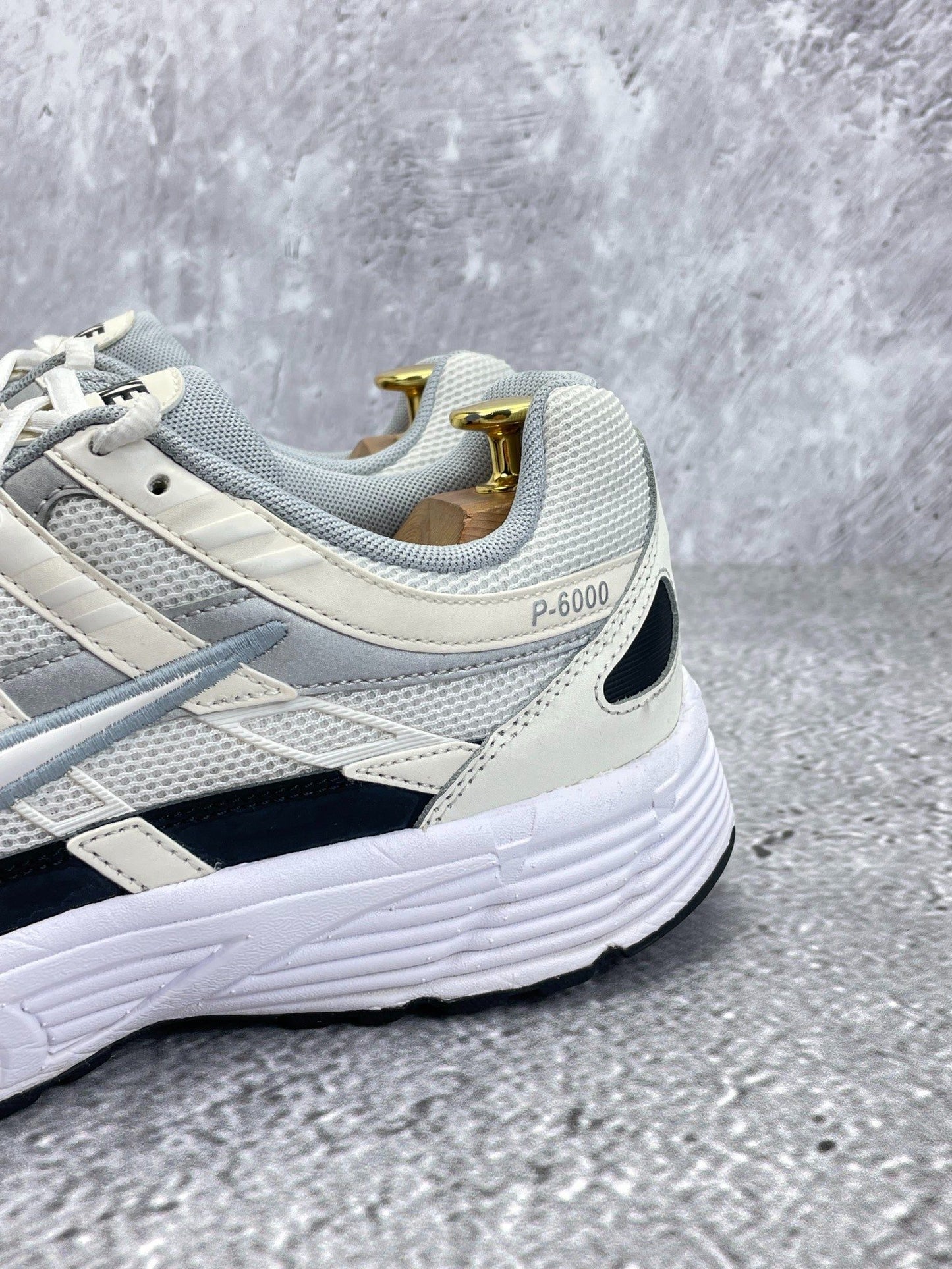 Nike P-6000 Sail Wolf Grey — buty sportowe męskie w bardzo dobrym stanie rozmiar 45.5, widok z tyłu