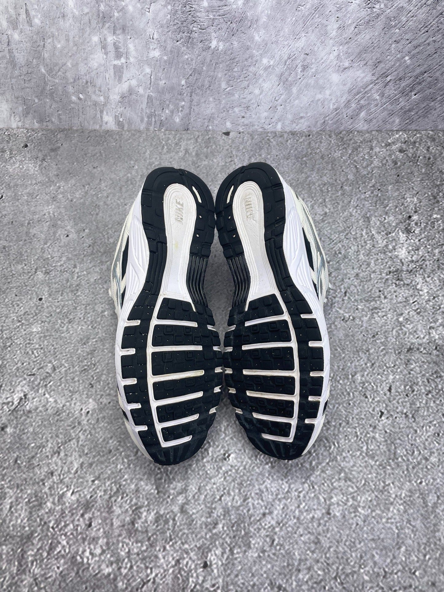 Nike P-6000 Sail Wolf Grey — buty sportowe męskie w bardzo dobrym stanie rozmiar 45.5, zapiętki butów