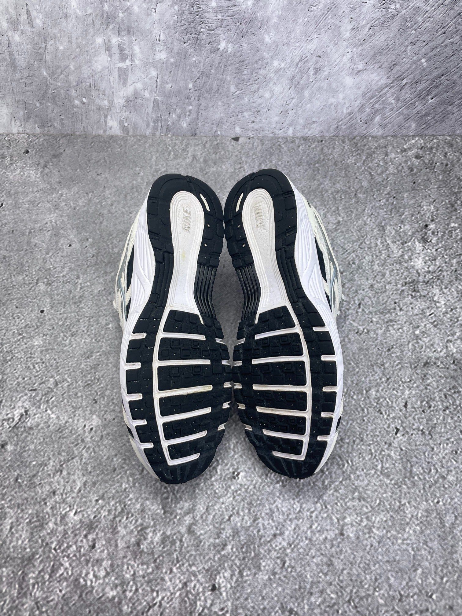 Nike P-6000 Sail Wolf Grey — buty sportowe męskie w bardzo dobrym stanie rozmiar 45.5, zapiętki butów