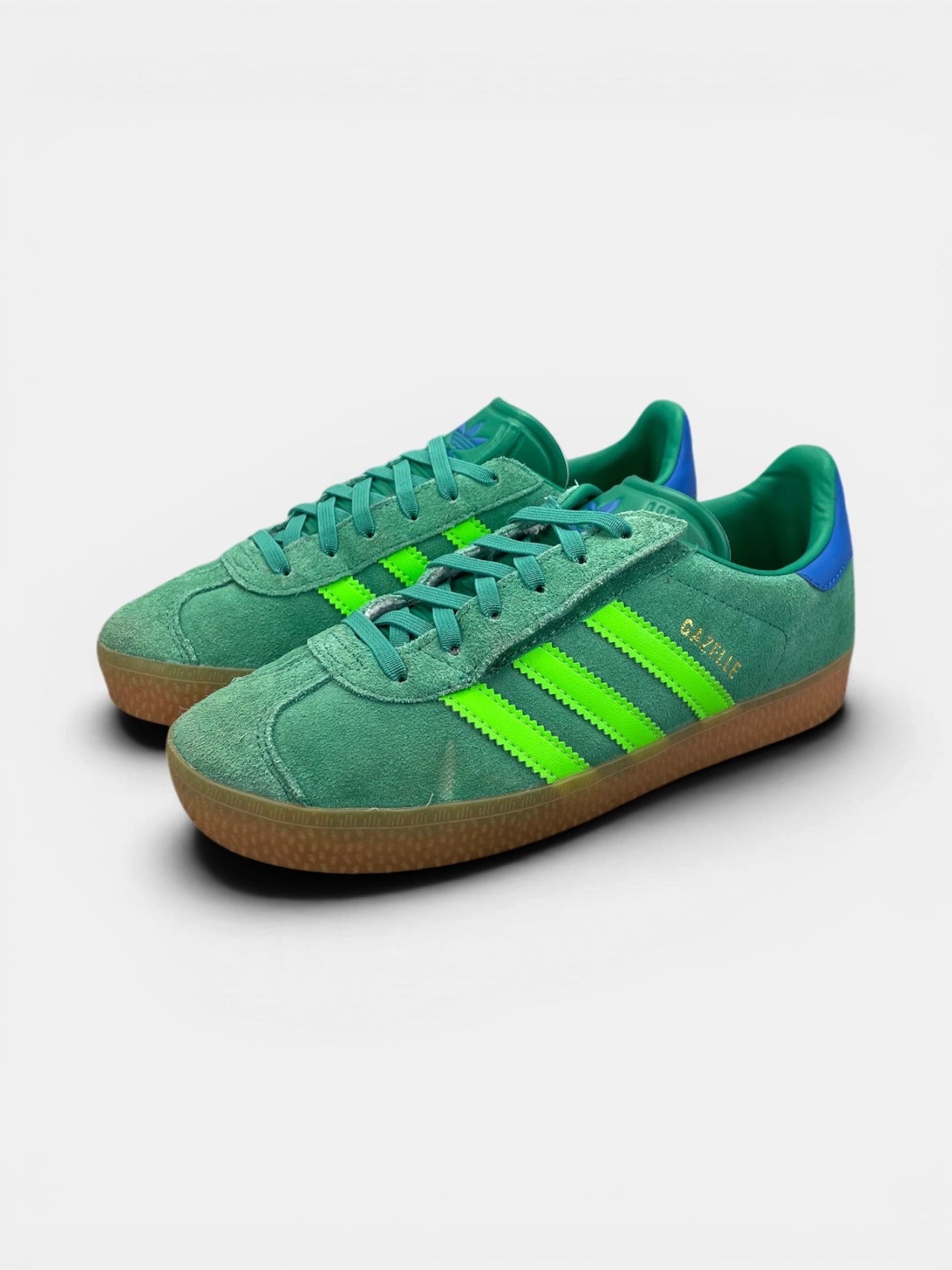 Adidas Gazelle — buty sportowe dziecięce w bardzo dobrym stanie rozmiar 35, widok z boku