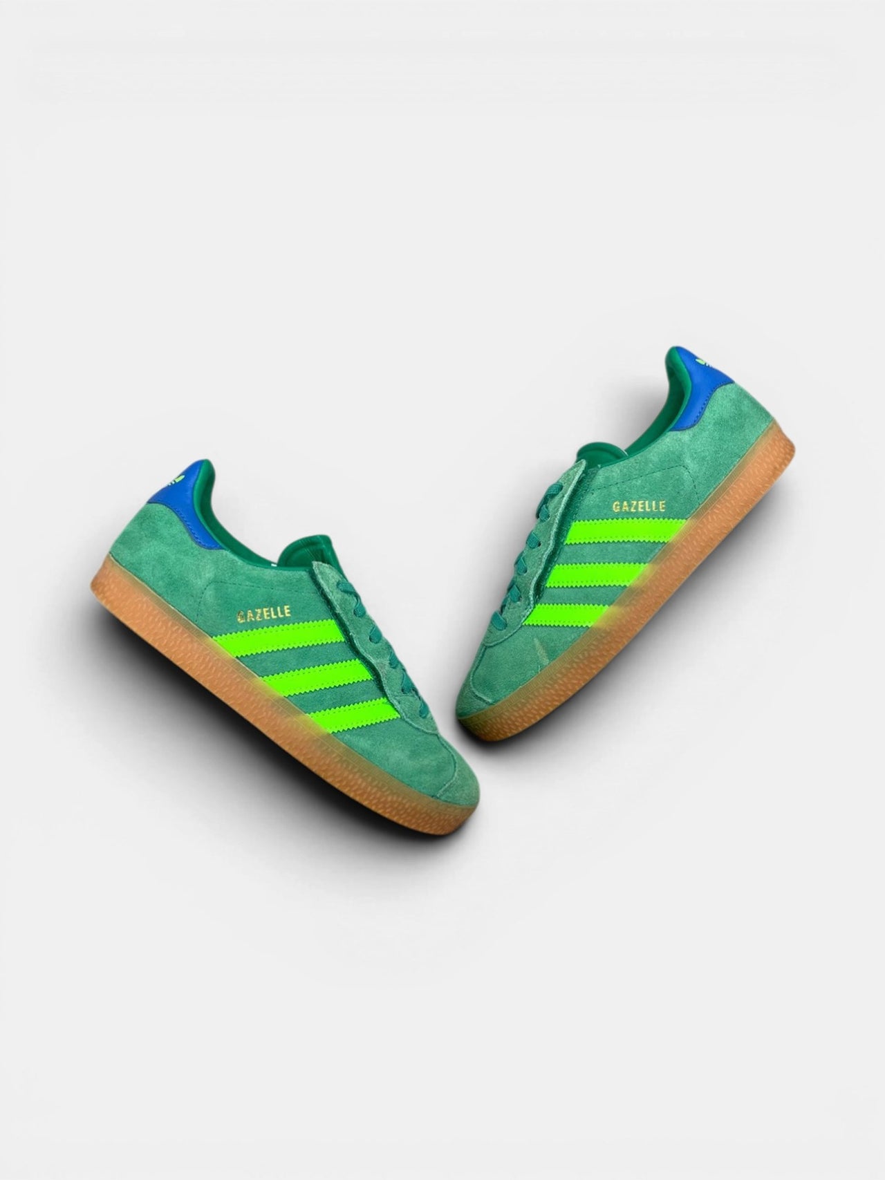 Adidas Gazelle — buty sportowe dziecięce w bardzo dobrym stanie rozmiar 35, widok z góry na zewnętrzną stronę butów