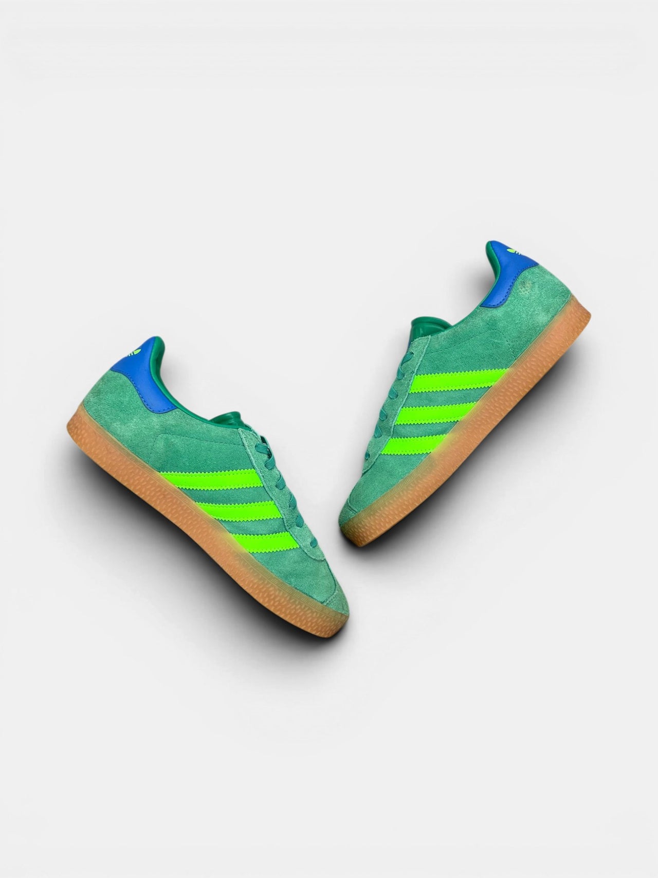 Adidas Gazelle — buty sportowe dziecięce w bardzo dobrym stanie rozmiar 35, zewnętrzny panel prawego buta
