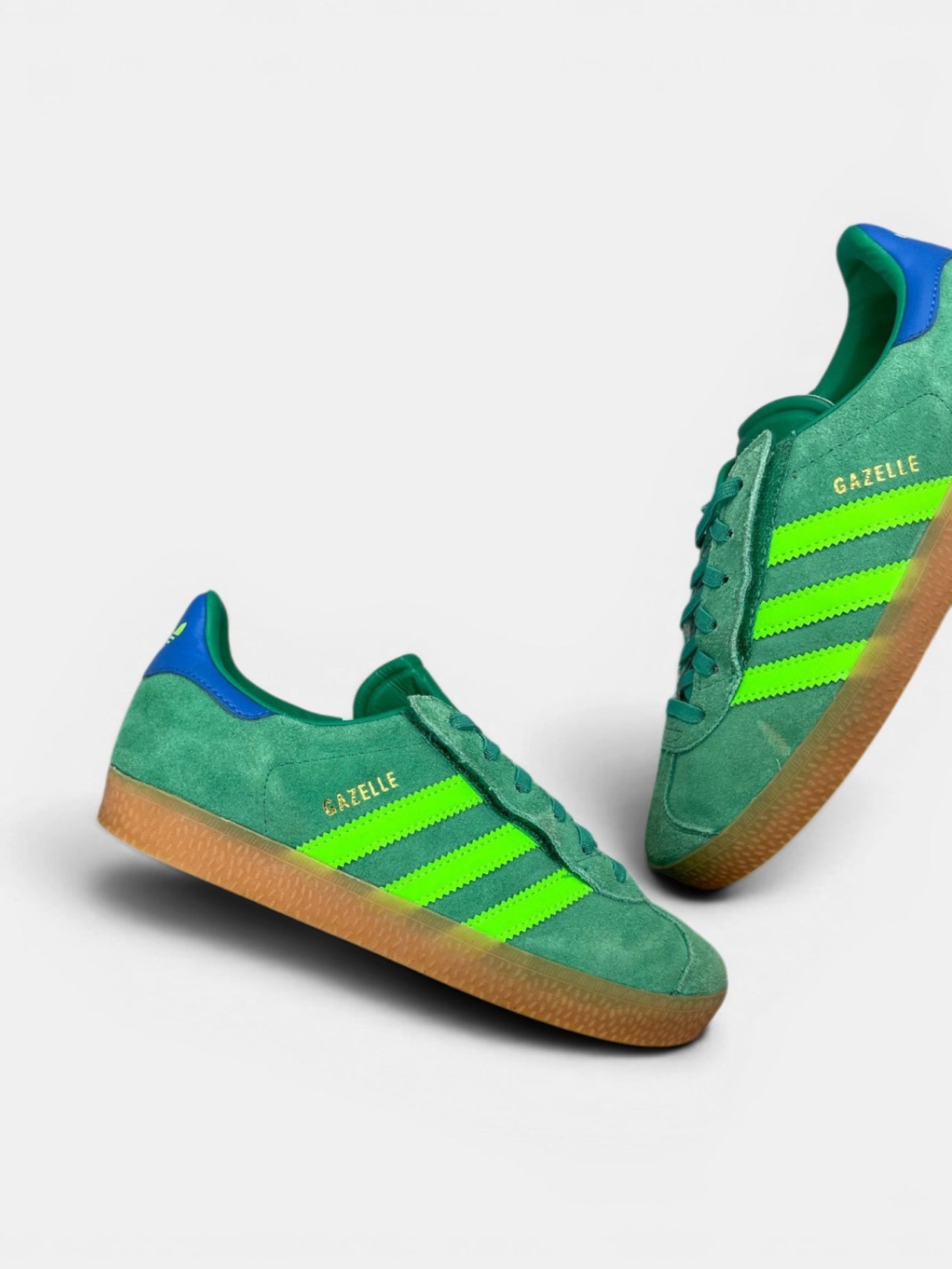 Adidas Gazelle — buty sportowe dziecięce w bardzo dobrym stanie rozmiar 35, zewnętrzny panel lewego buta