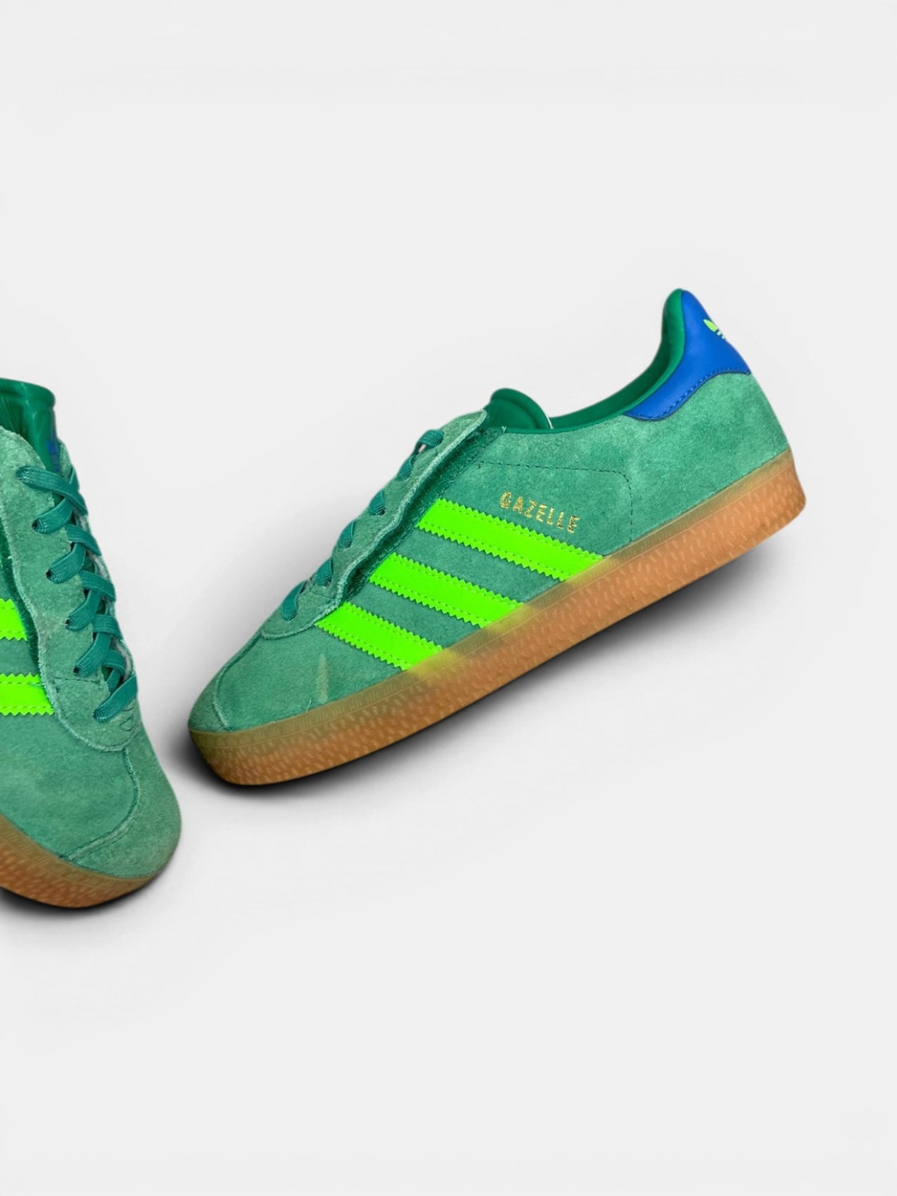Adidas Gazelle — buty sportowe dziecięce w bardzo dobrym stanie rozmiar 35, widok z góry na wewnętrzną stronę butów