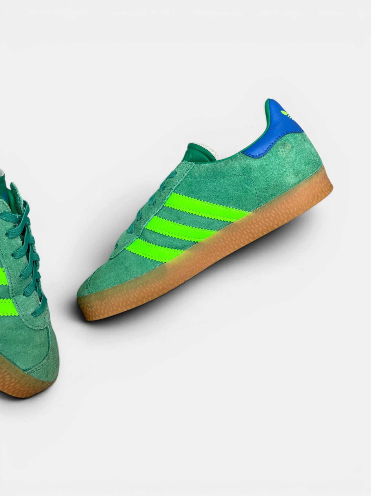 Adidas Gazelle — buty sportowe dziecięce w bardzo dobrym stanie rozmiar 35, wewnętrzny panel prawego buta