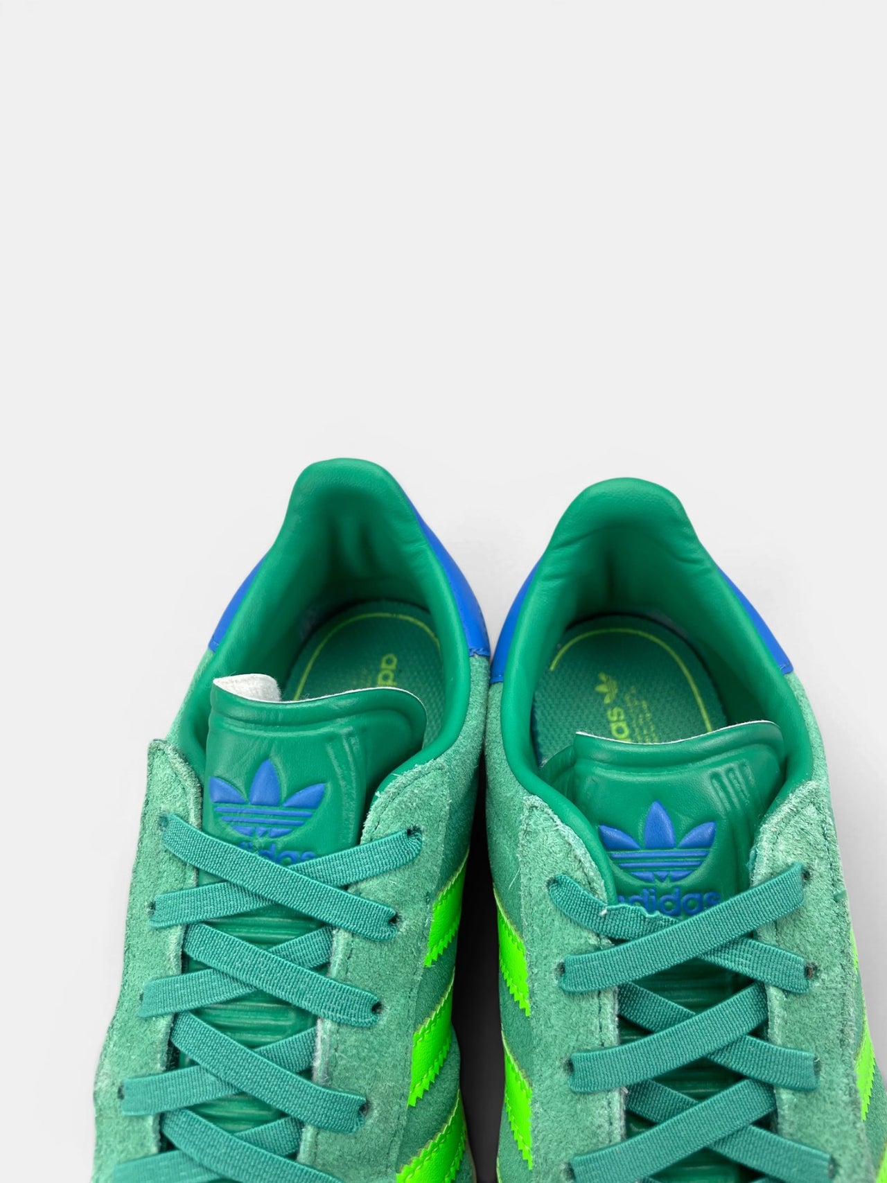 Adidas Gazelle — buty sportowe dziecięce w bardzo dobrym stanie rozmiar 35, zapiętki butów