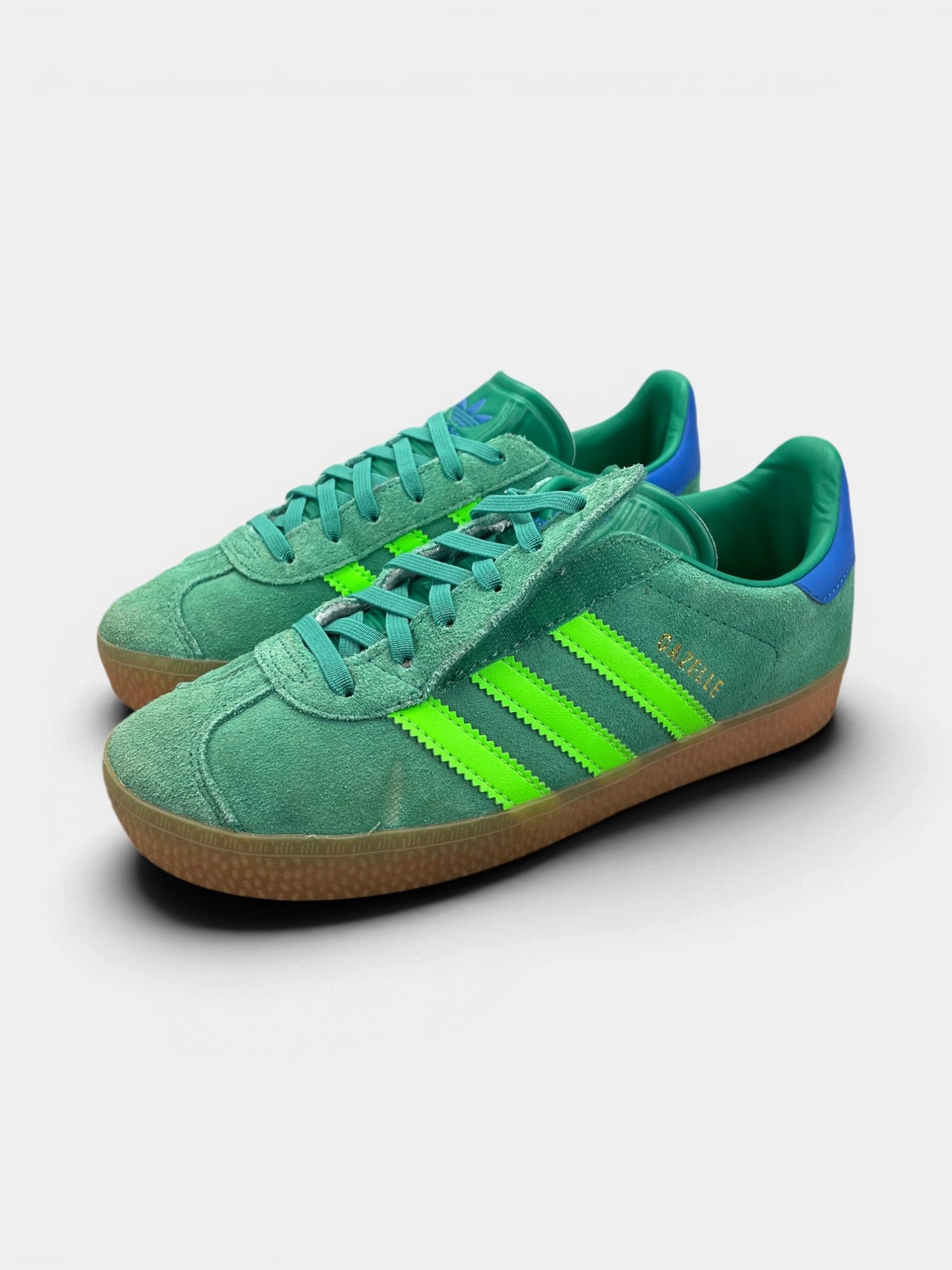 Adidas Gazelle — buty sportowe dziecięce w bardzo dobrym stanie rozmiar 35, widok z boku na tle studyjnym