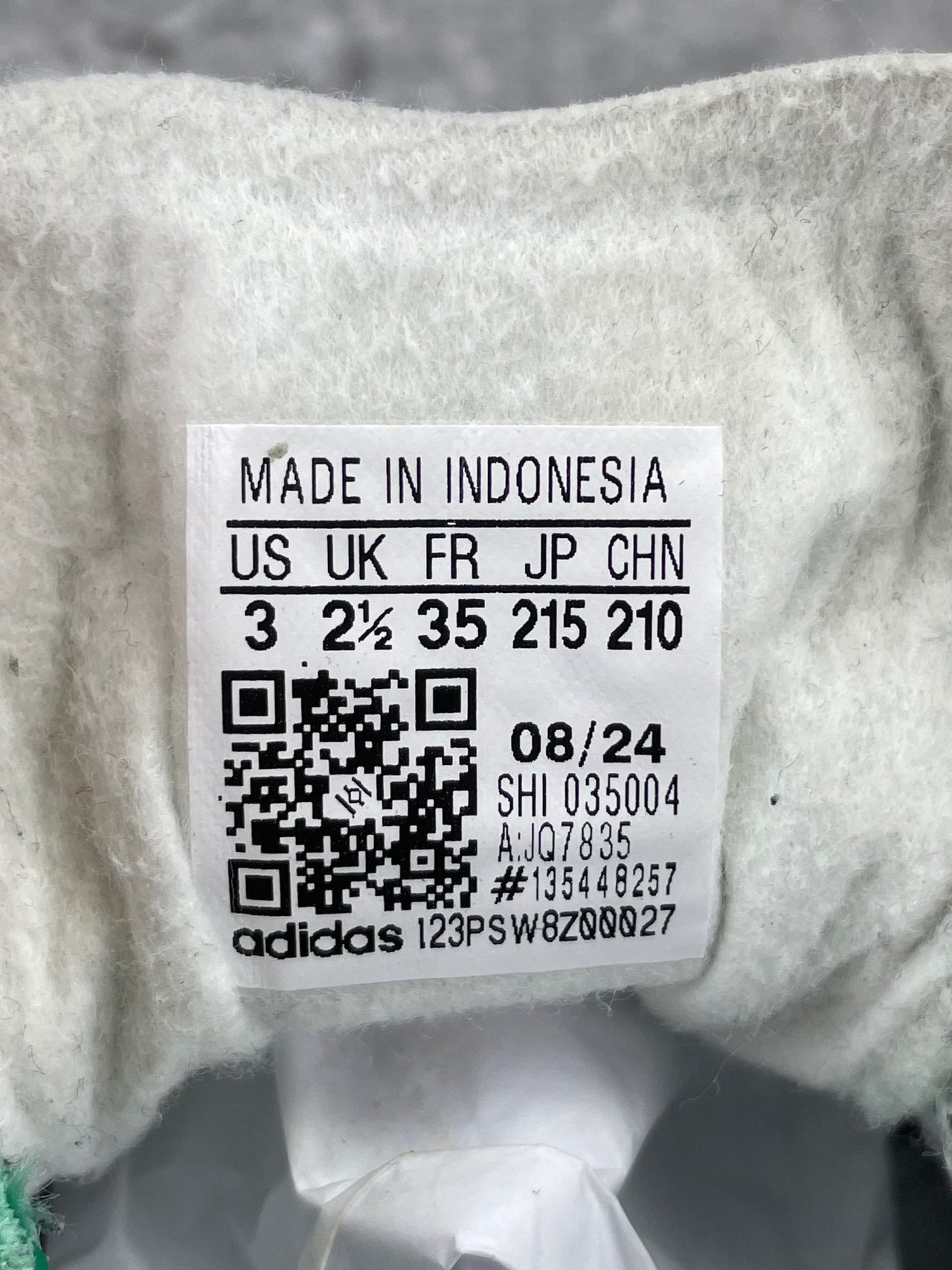 Adidas Gazelle — buty sportowe dziecięce w bardzo dobrym stanie rozmiar 35, para butów, widok z boku na tle studyjnym