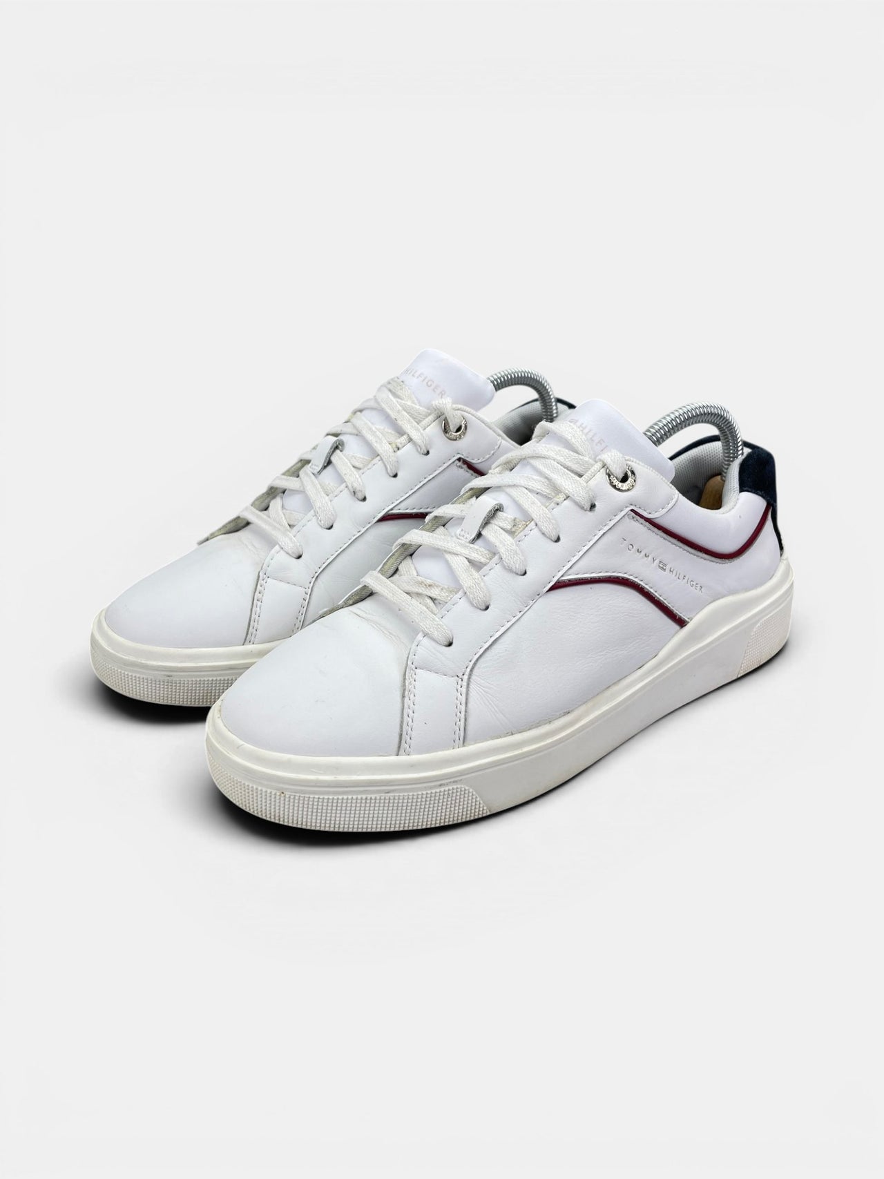 Tommy Hilfiger Sneakers — buty sportowe damskie w bardzo dobrym stanie rozmiar 39, widok z boku
