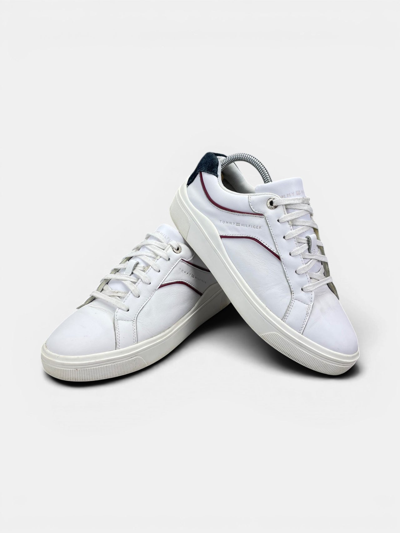 Tommy Hilfiger Sneakers — buty sportowe damskie w bardzo dobrym stanie rozmiar 39, boczny profil