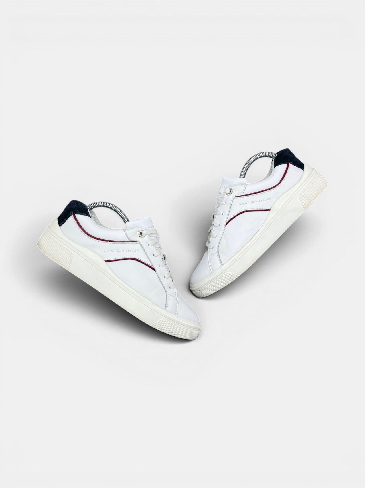 Tommy Hilfiger Sneakers — buty sportowe damskie w bardzo dobrym stanie rozmiar 39, widok z góry na zewnętrzną stronę butów