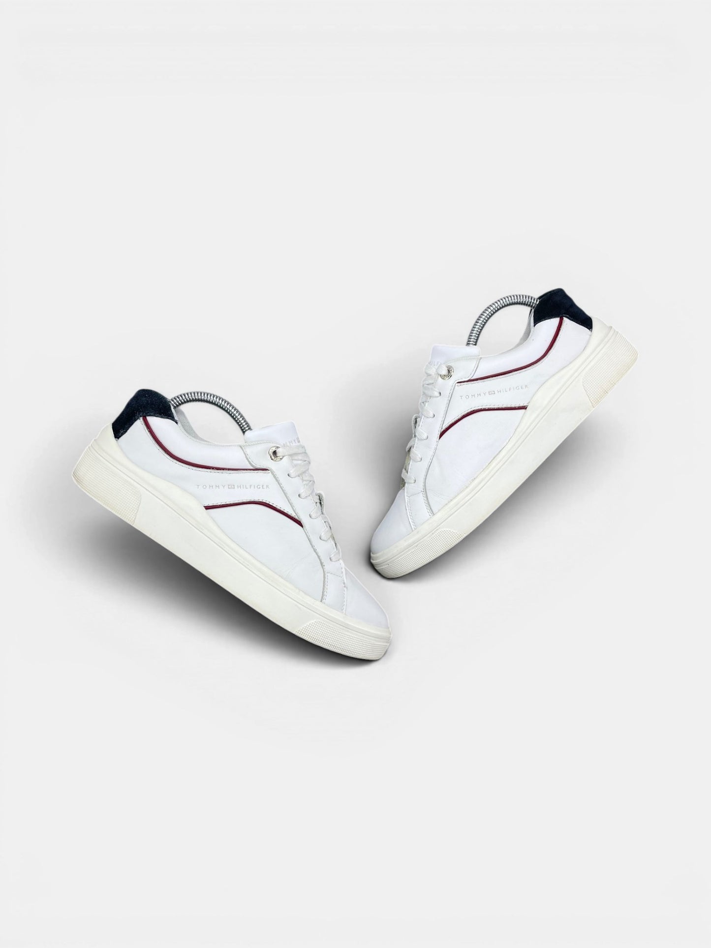 Tommy Hilfiger Sneakers — buty sportowe damskie w bardzo dobrym stanie rozmiar 39, widok z góry na zewnętrzną stronę butów