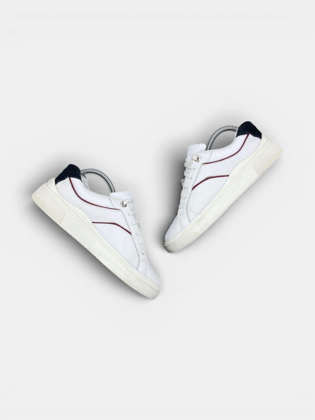Tommy Hilfiger Sneakers — buty sportowe damskie w bardzo dobrym stanie rozmiar 39, zewnętrzny panel prawego buta