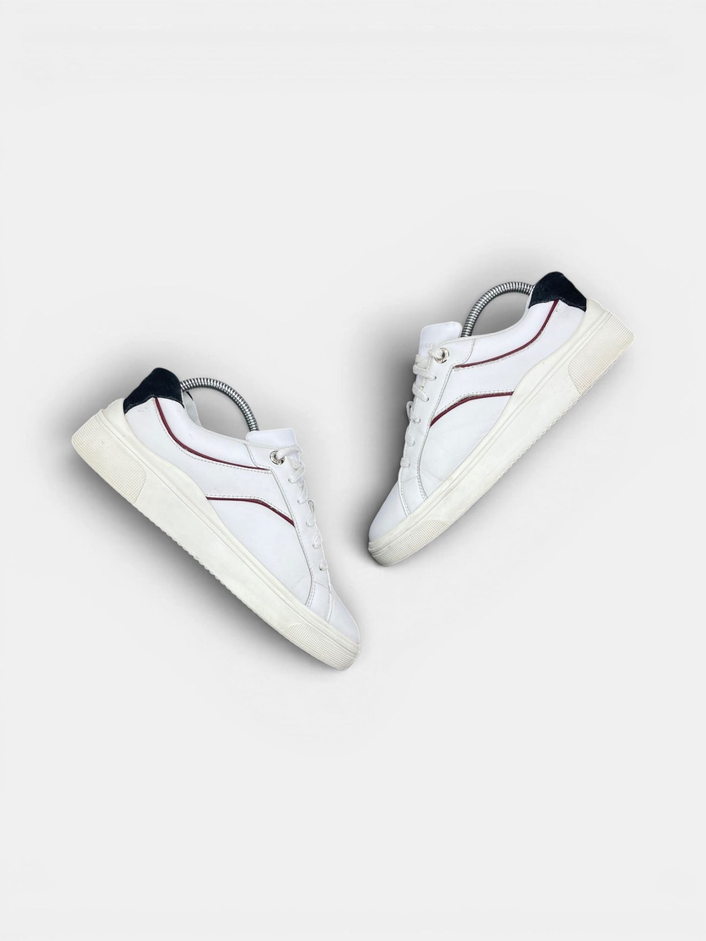 Tommy Hilfiger Sneakers — buty sportowe damskie w bardzo dobrym stanie rozmiar 39, zewnętrzny panel prawego buta