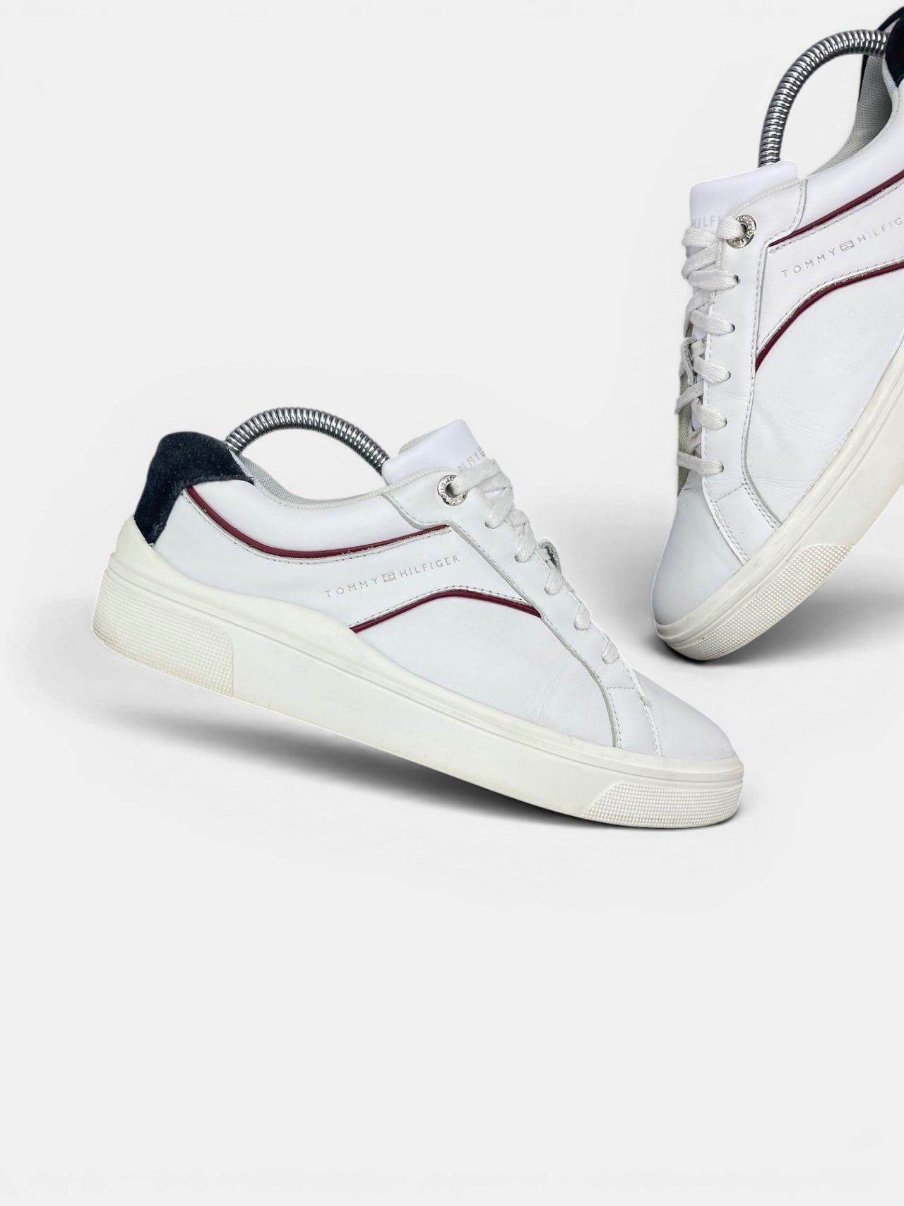 Tommy Hilfiger Sneakers — buty sportowe damskie w bardzo dobrym stanie rozmiar 39, zewnętrzny panel lewego buta