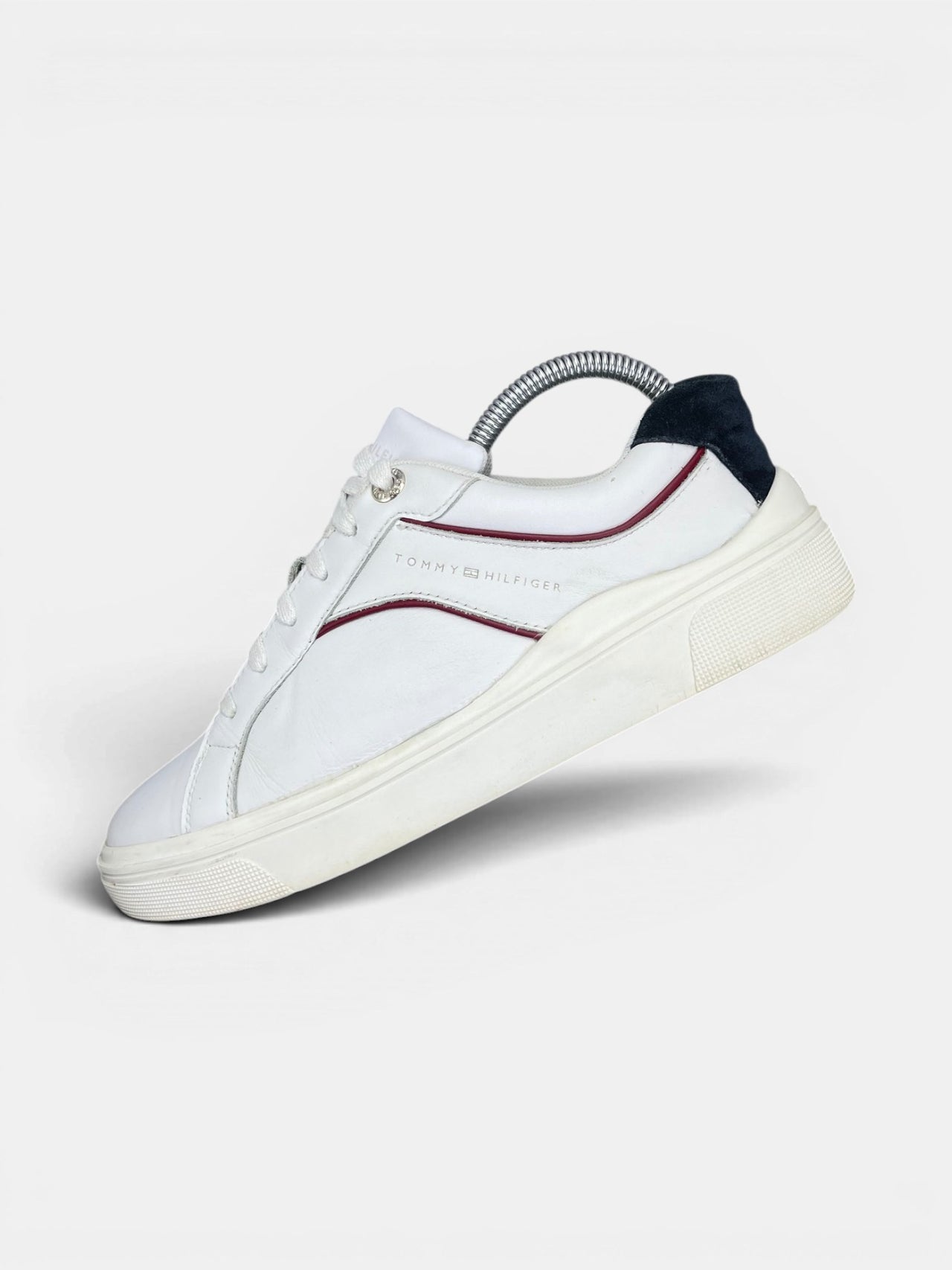 Tommy Hilfiger Sneakers — buty sportowe damskie w bardzo dobrym stanie rozmiar 39, widok z góry na wewnętrzną stronę butów