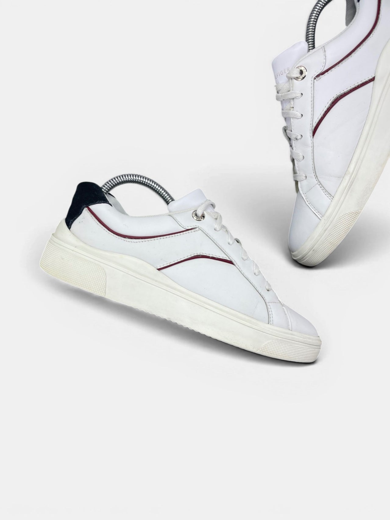 Tommy Hilfiger Sneakers — buty sportowe damskie w bardzo dobrym stanie rozmiar 39, wewnętrzny panel lewego buta