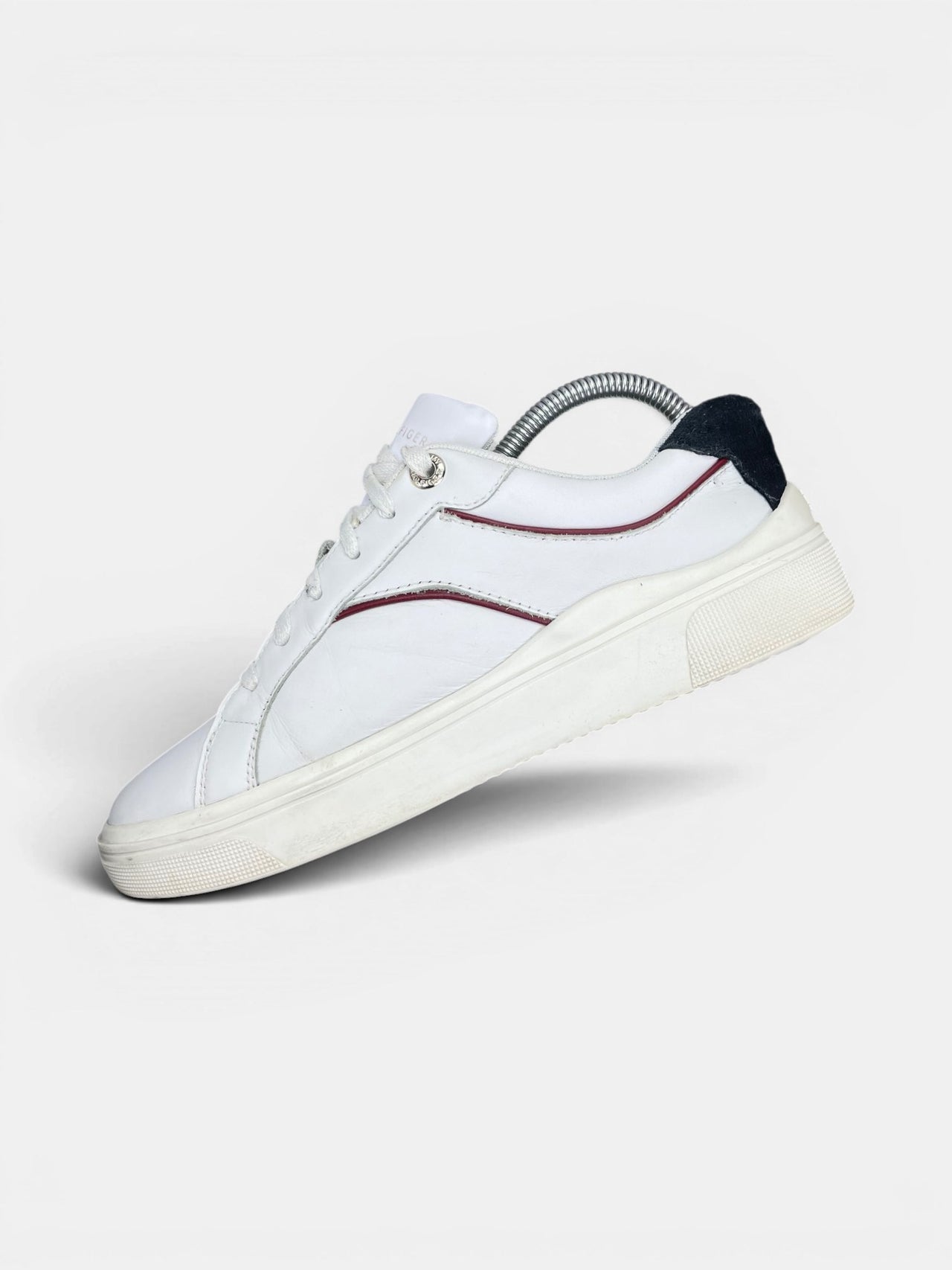 Tommy Hilfiger Sneakers — buty sportowe damskie w bardzo dobrym stanie rozmiar 39, wewnętrzny panel prawego buta
