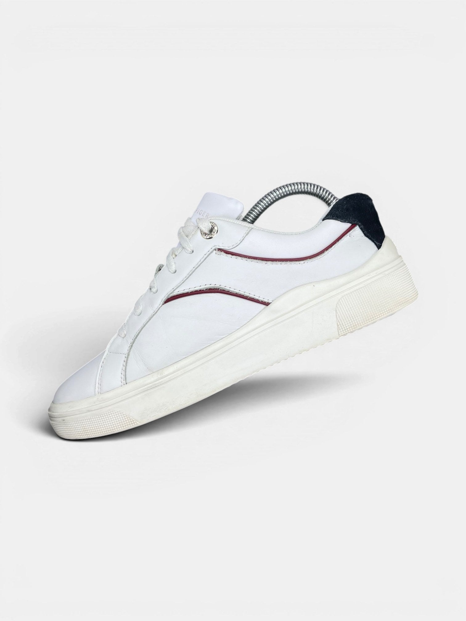 Tommy Hilfiger Sneakers — buty sportowe damskie w bardzo dobrym stanie rozmiar 39, wewnętrzny panel prawego buta