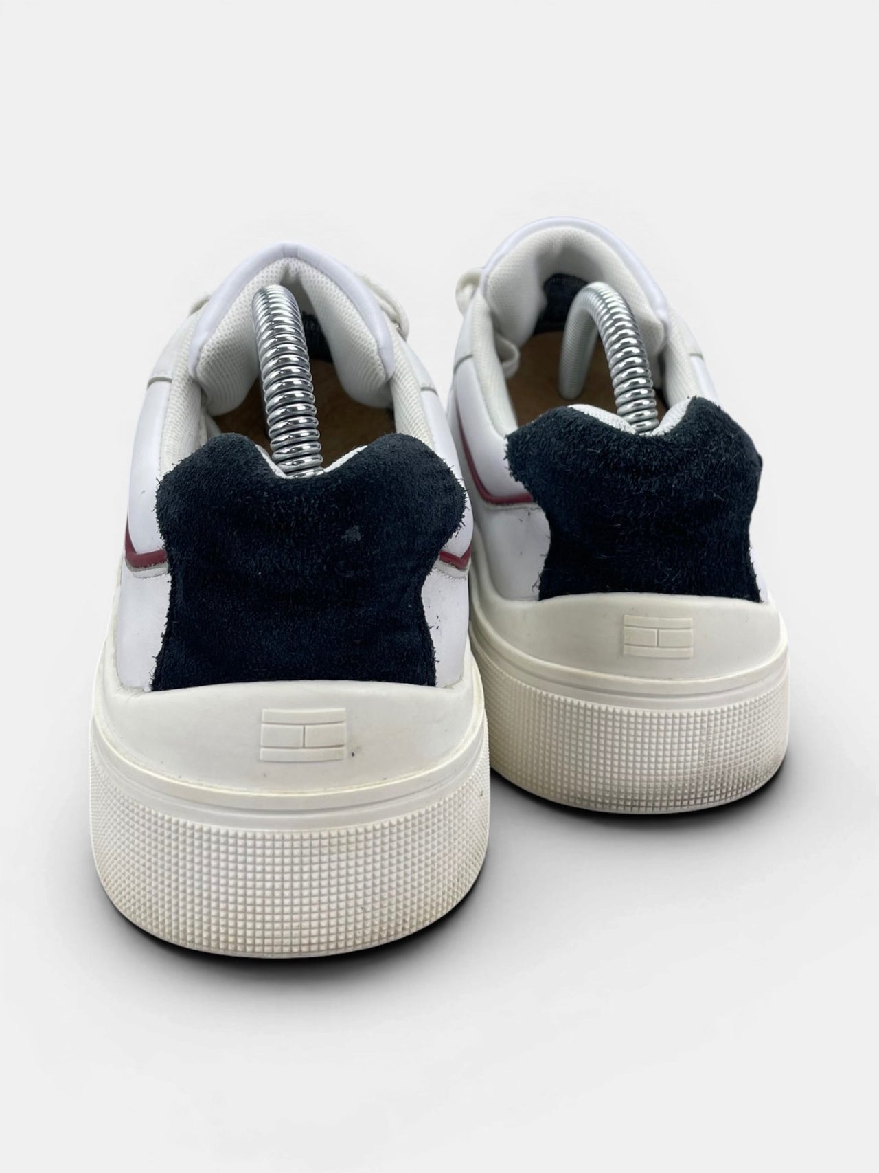 Tommy Hilfiger Sneakers — buty sportowe damskie w bardzo dobrym stanie rozmiar 39, widok z tyłu