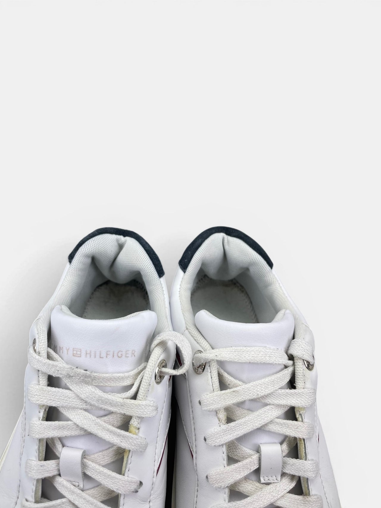 Tommy Hilfiger Sneakers — buty sportowe damskie w bardzo dobrym stanie rozmiar 39, zapiętki butów
