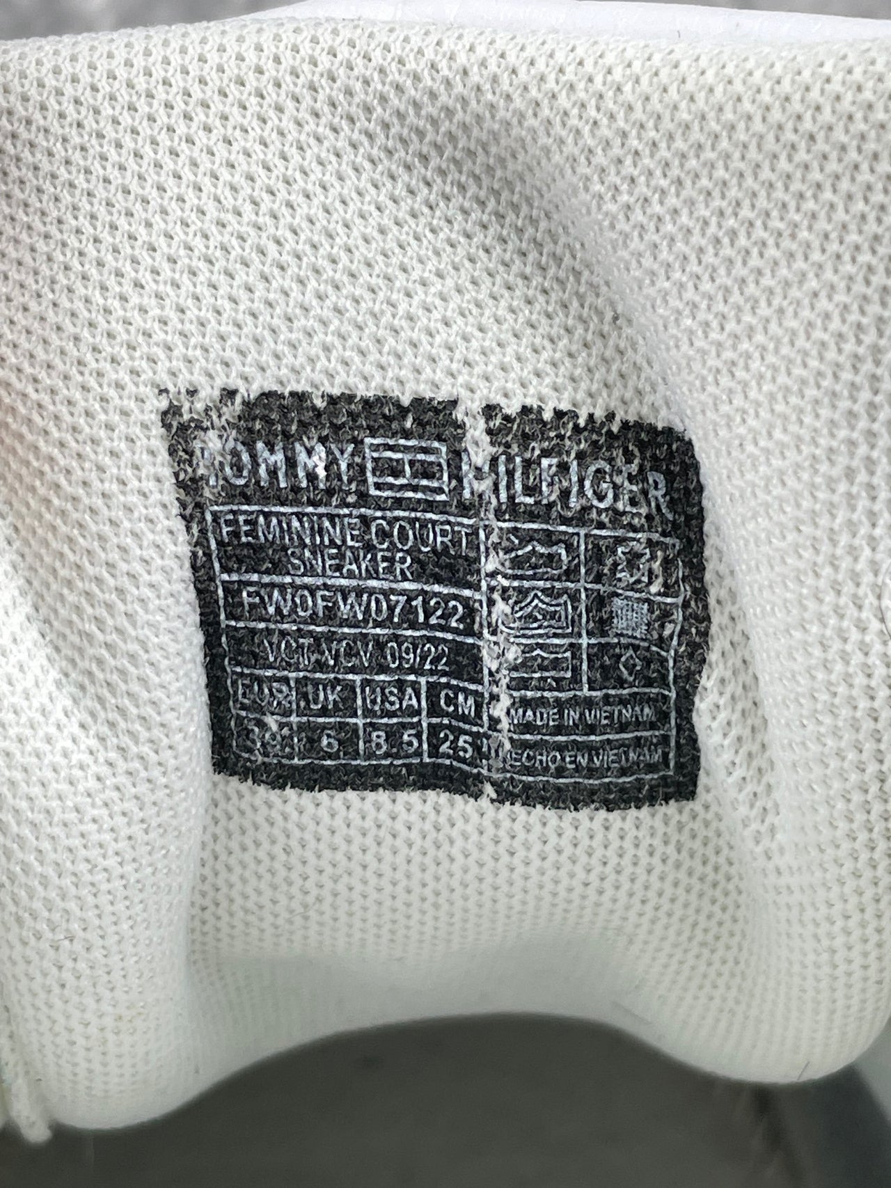 Tommy Hilfiger Sneakers — buty sportowe damskie w bardzo dobrym stanie rozmiar 39, opcjonalne zdjęcie 2