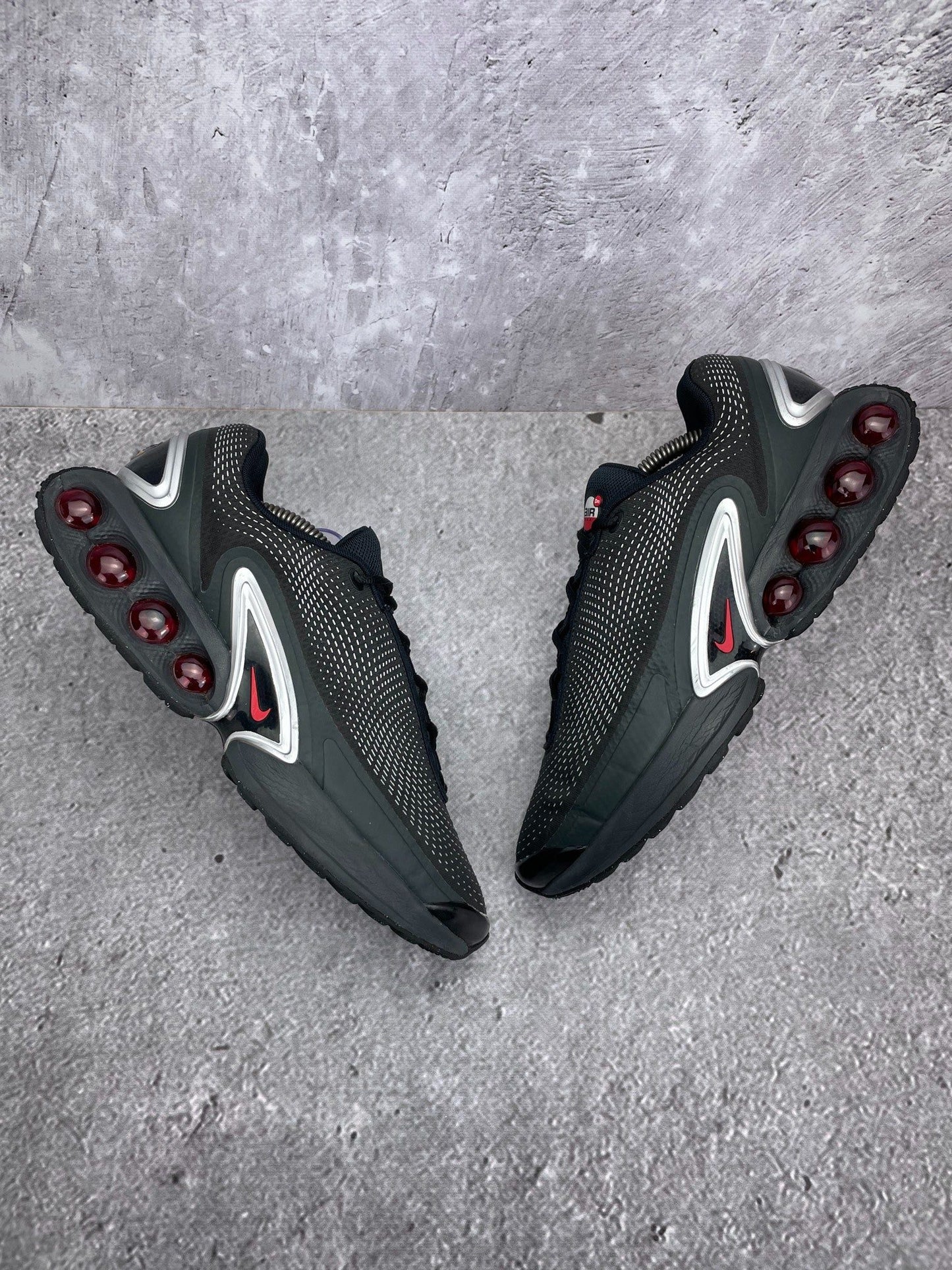 Nike Air Max Dn — buty sportowe męskie w bardzo dobrym stanie rozmiar 45, widok z góry na zewnętrzną stronę butów