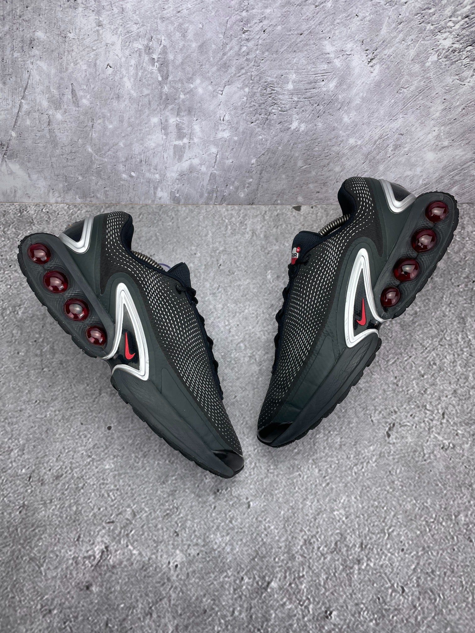 Nike Air Max Dn — buty sportowe męskie w bardzo dobrym stanie rozmiar 45, widok z góry na zewnętrzną stronę butów