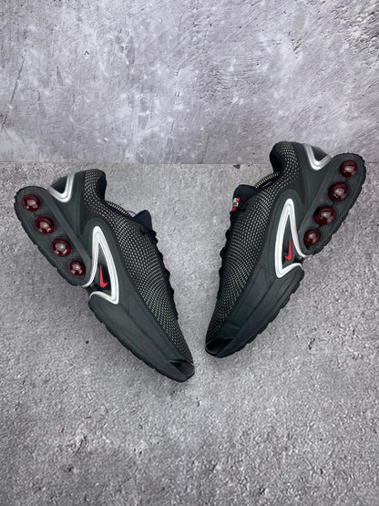 Nike Air Max Dn — buty sportowe męskie w bardzo dobrym stanie rozmiar 45, widok z góry na zewnętrzną stronę butów